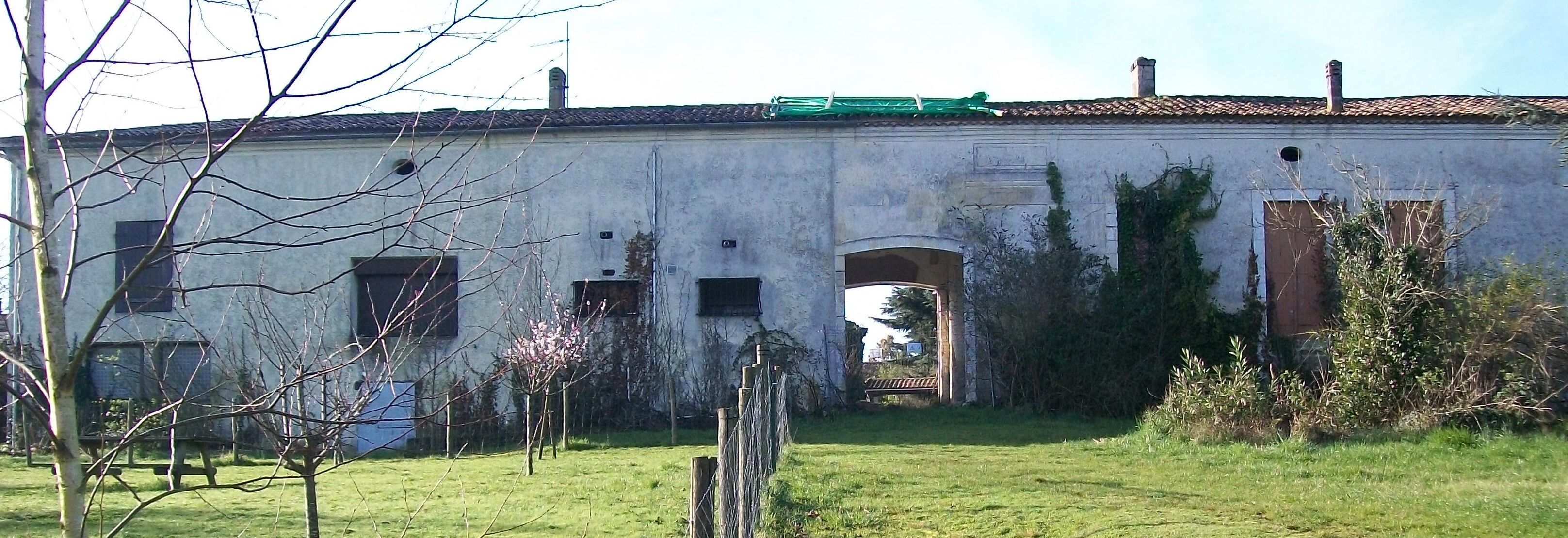 La façade visible depuis l'avenue du Taillan