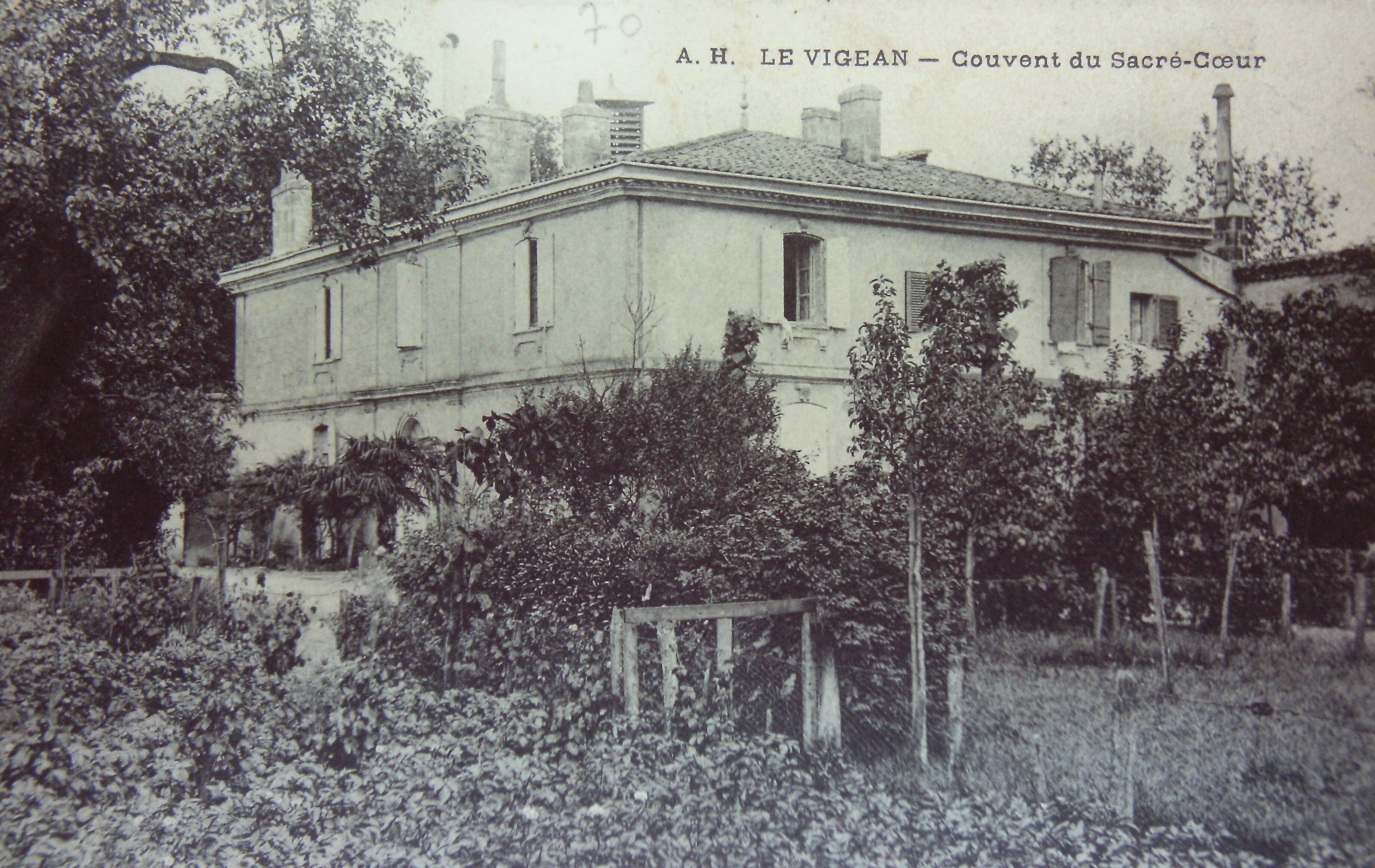 Sur la carte postale, le bâtiment vu depuis le jardin