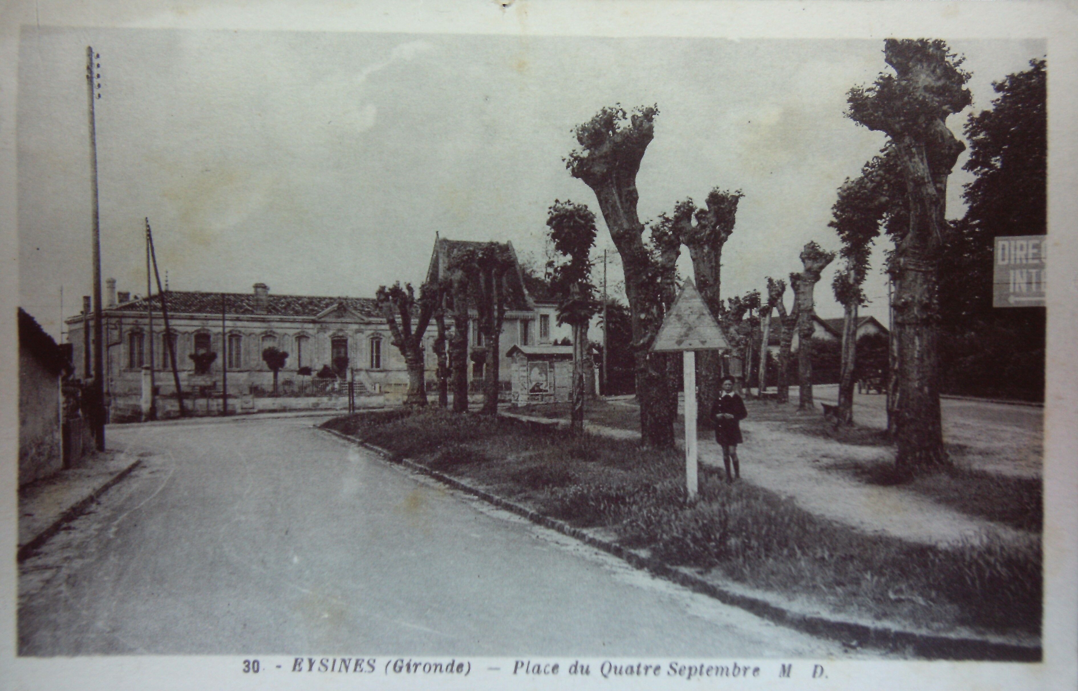 Place du IV septembre au premier plan, la Taule du Luc est au fond sur la route du Médoc