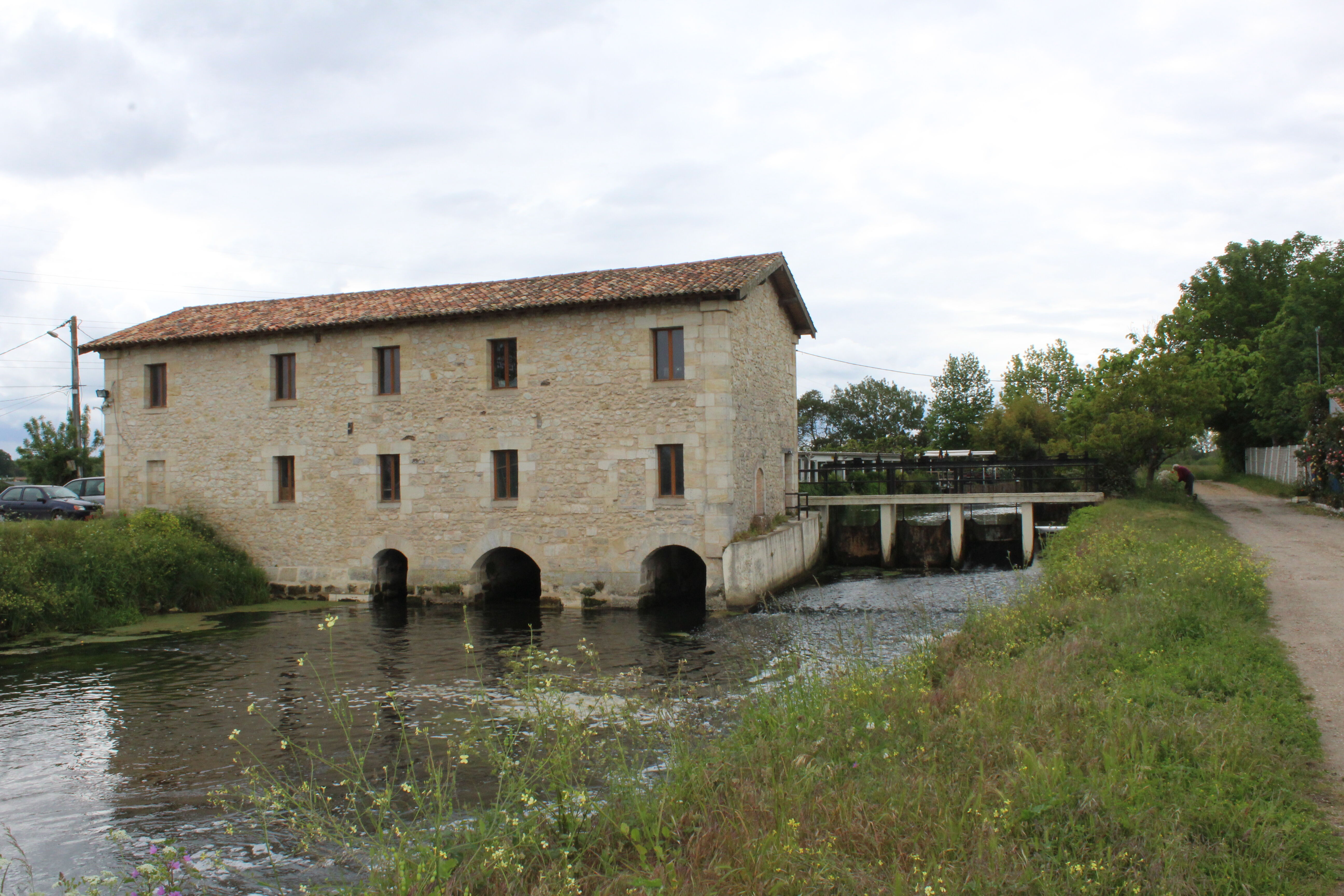 Vue générale du moulin blanc sur la Jalle