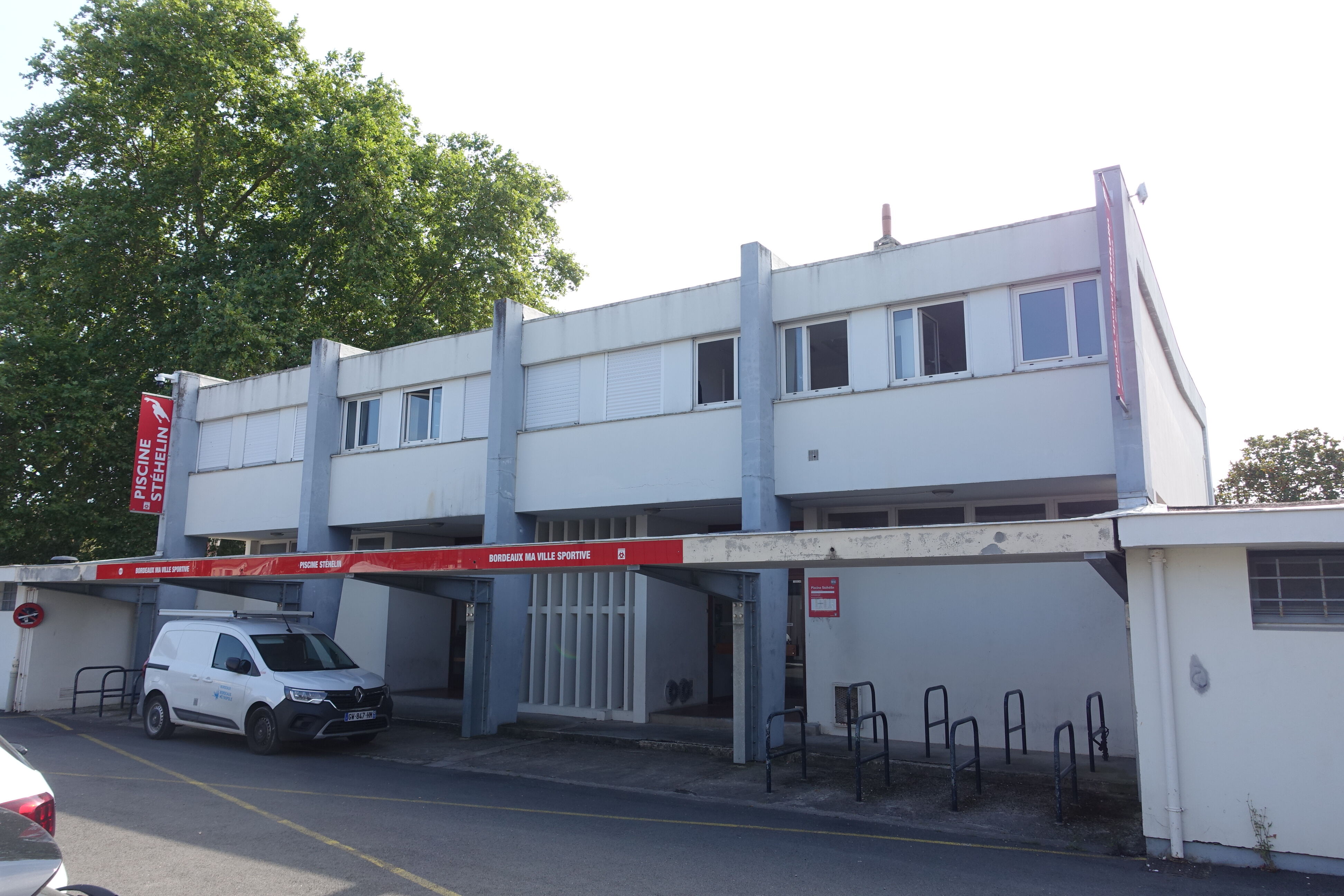 Façade d'entrée depuis le parking