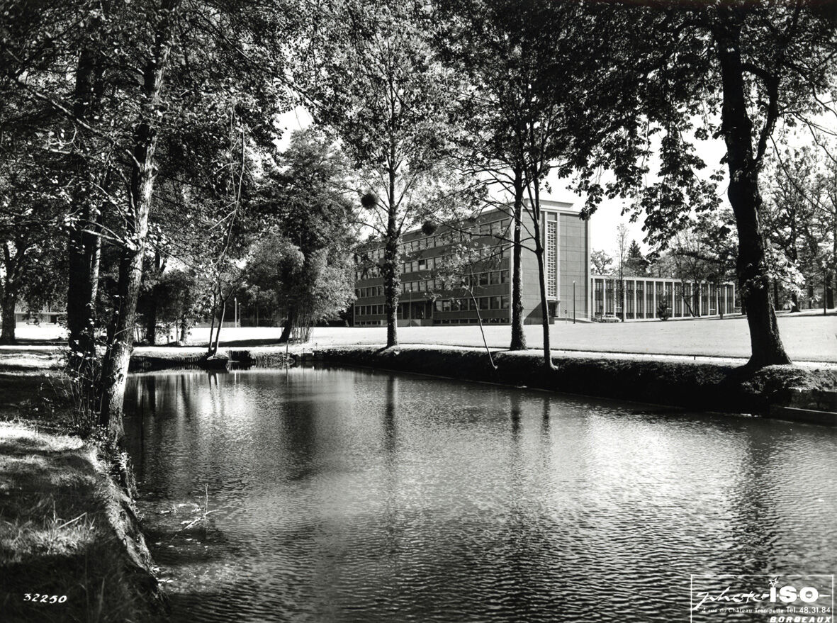 Bâtiments des travaux pratiques de physique et plan d’eau, photographie industrielle, vers 1960