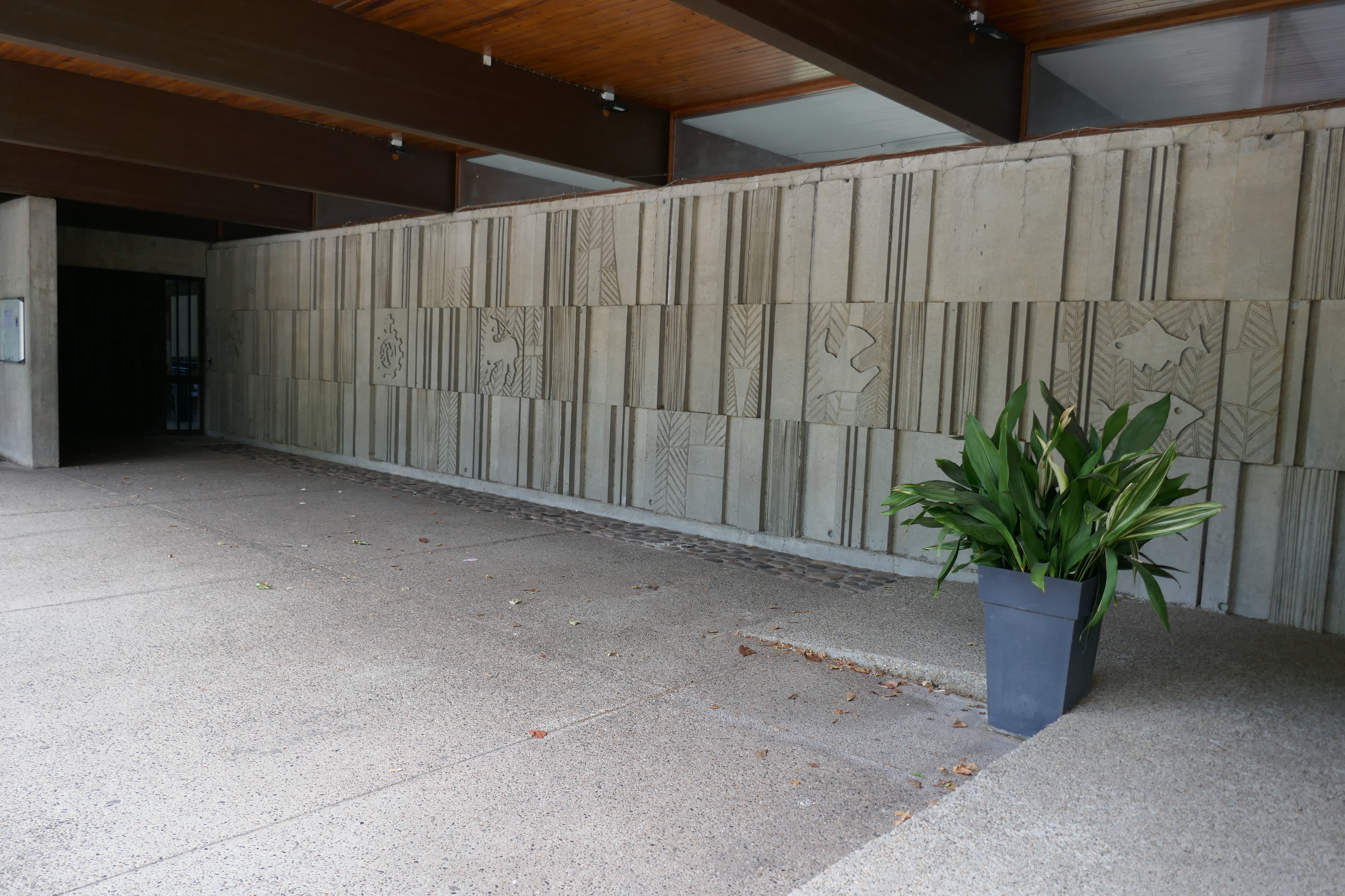 L'entrée couverte avec le bas-relief en béton de l'artiste bordelais Hugues Maurin.