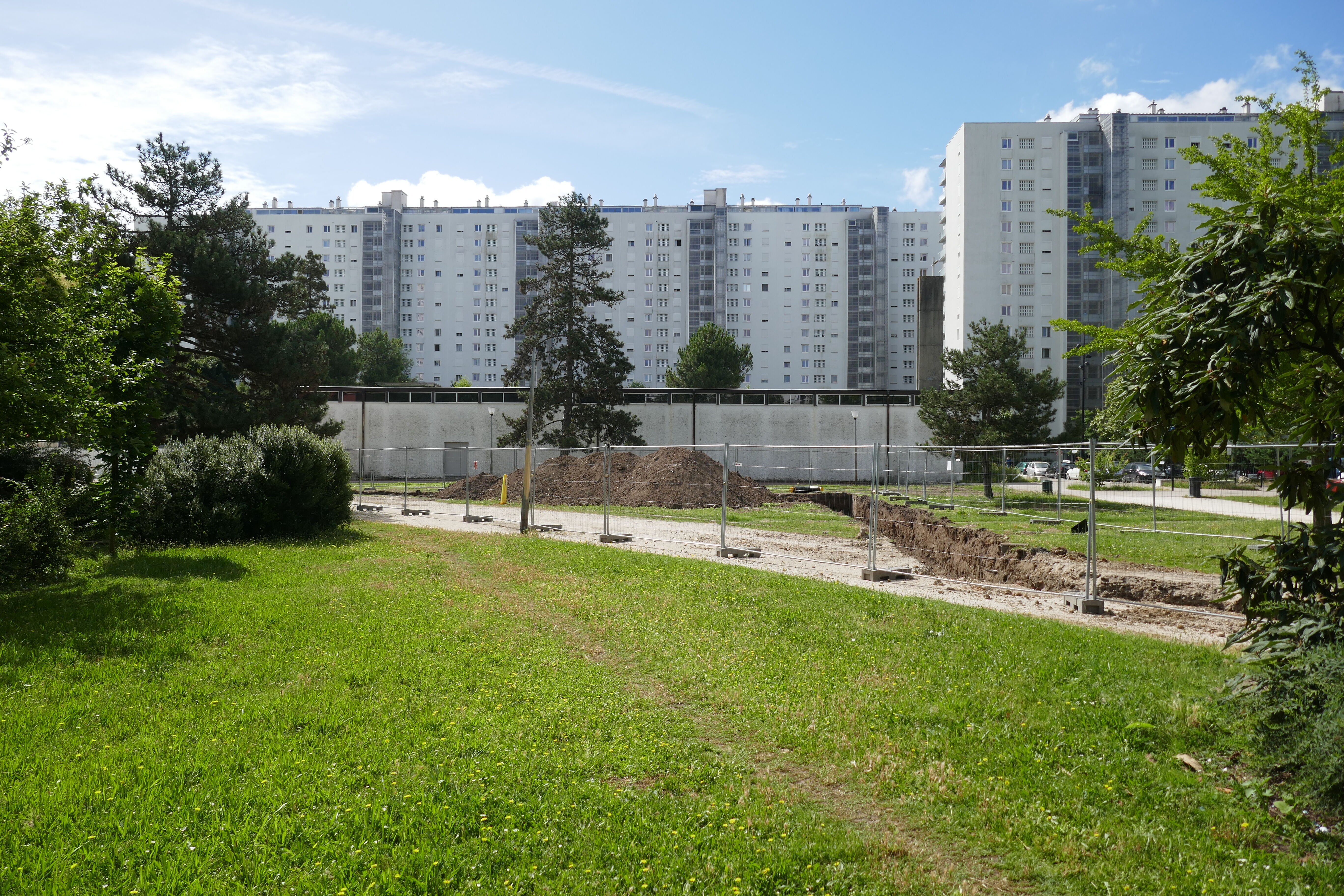 L'église dans son environnement urbain, vue depuis le nord.