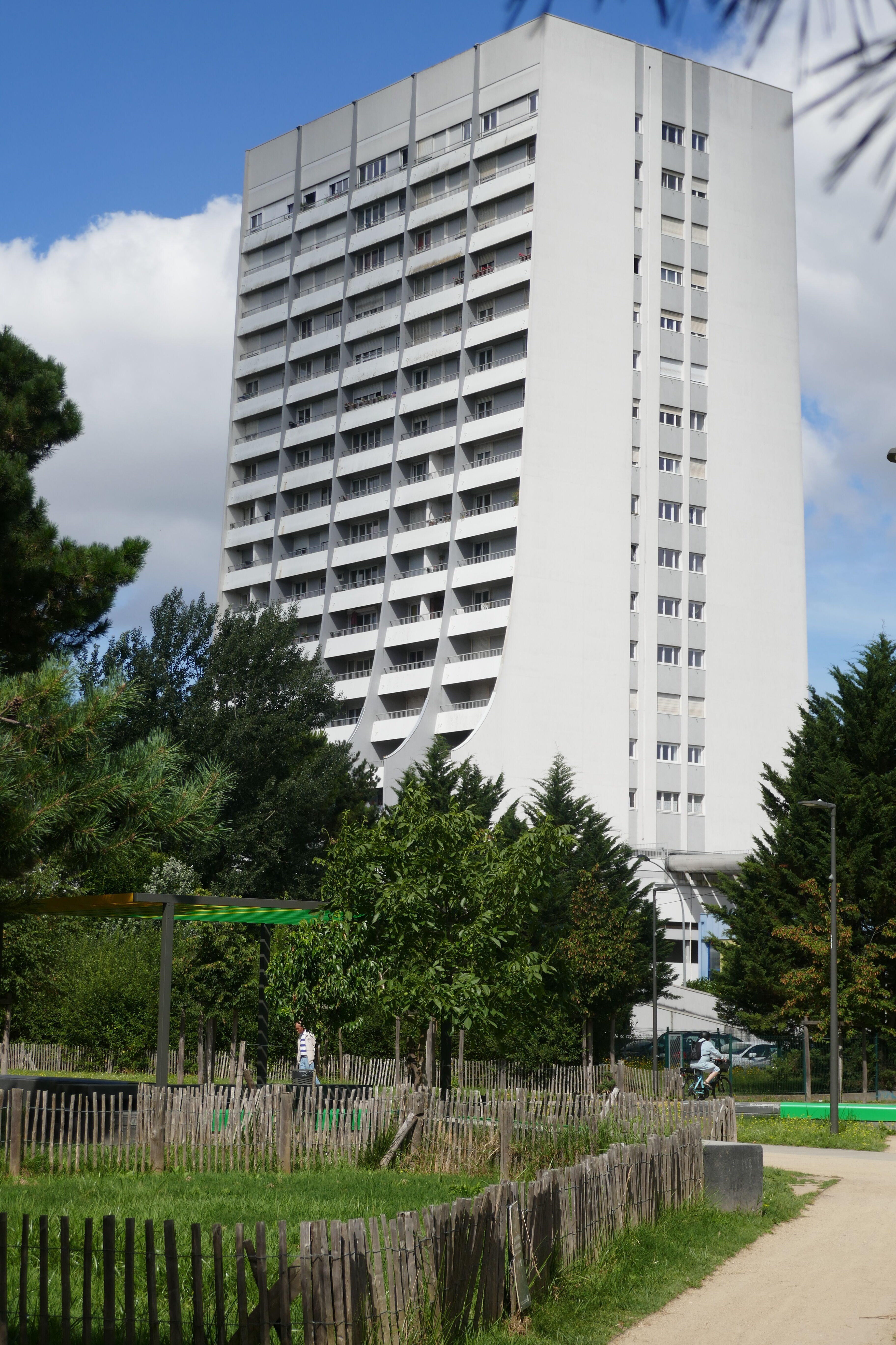 Vue d'ensemble, depuis les jardins partagés à l'est.