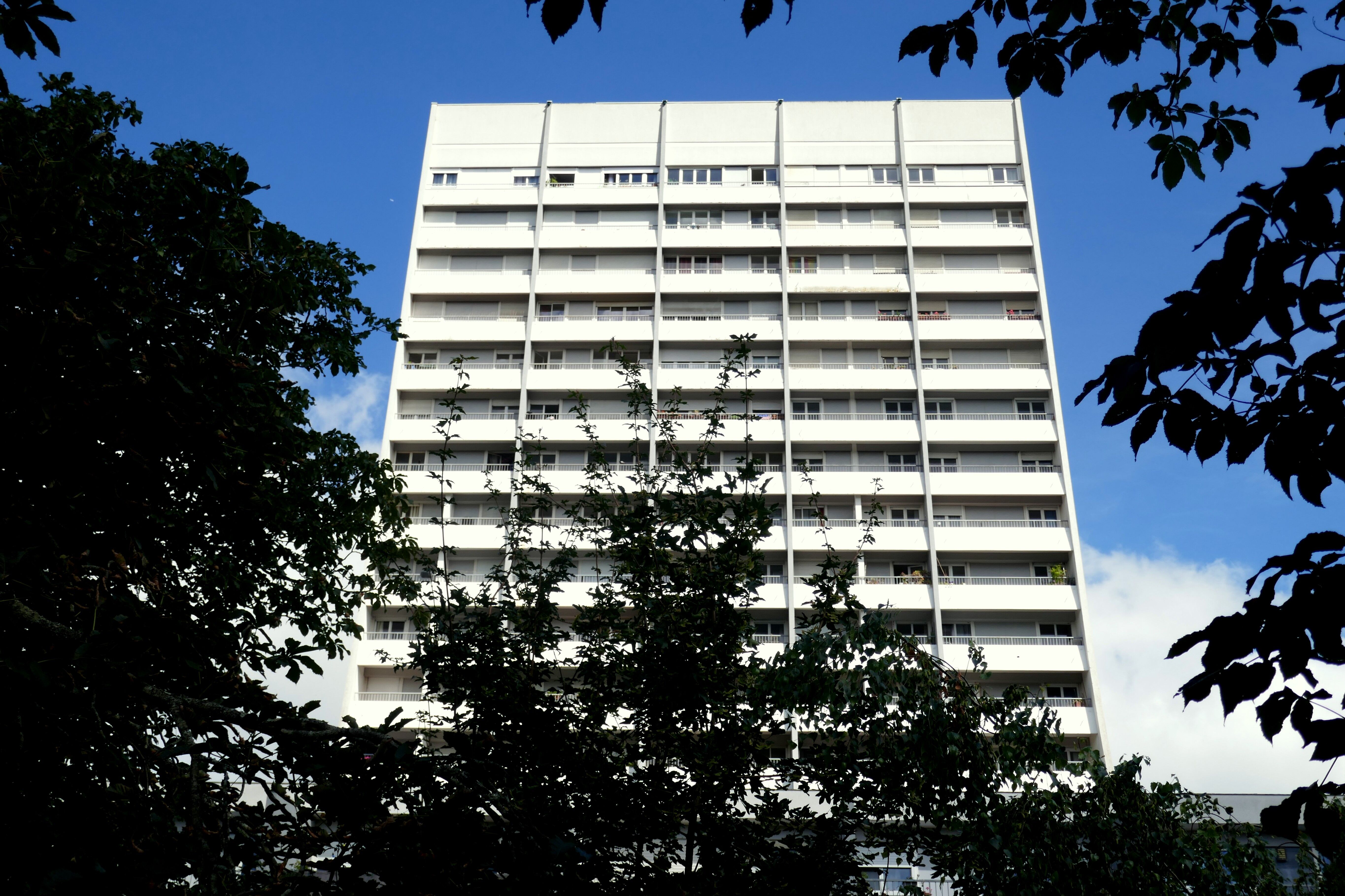 Façade sud-est, avec les balcons des appartements.