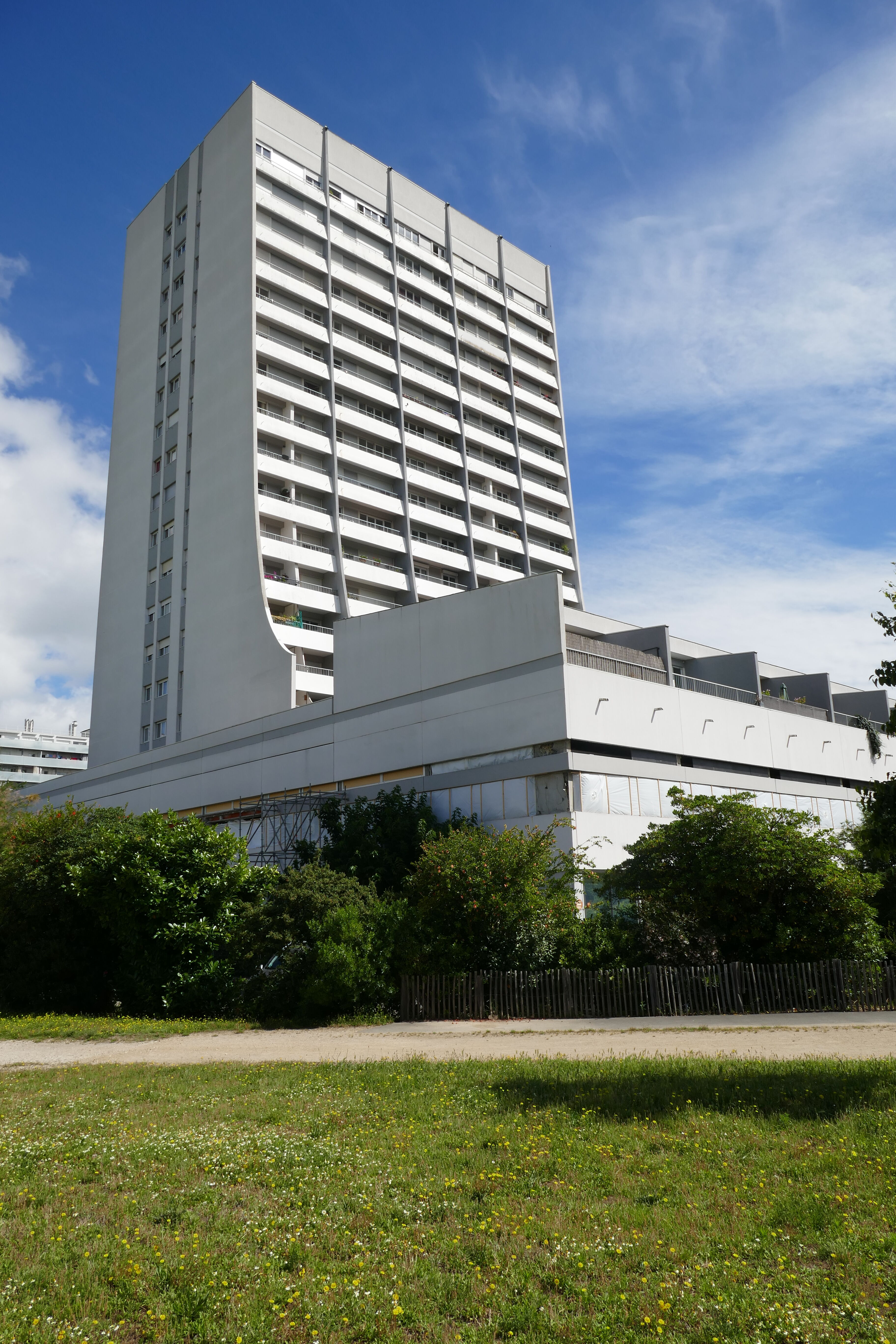 Vue d'ensemble, depuis le sud. Au bout de la terrasse, les logements pour personnes âgées.