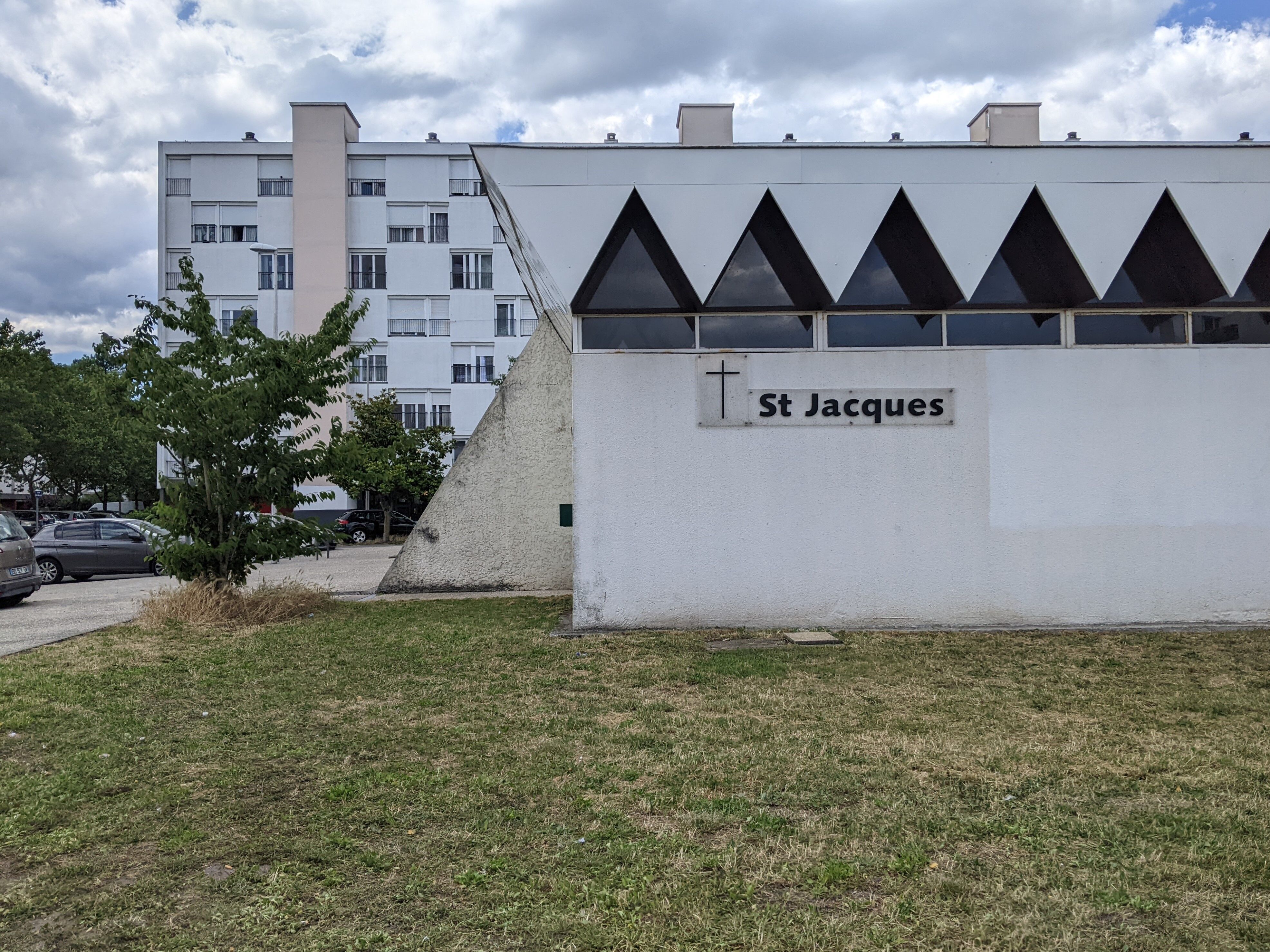 Vue extérieure de l'église, côté sud.