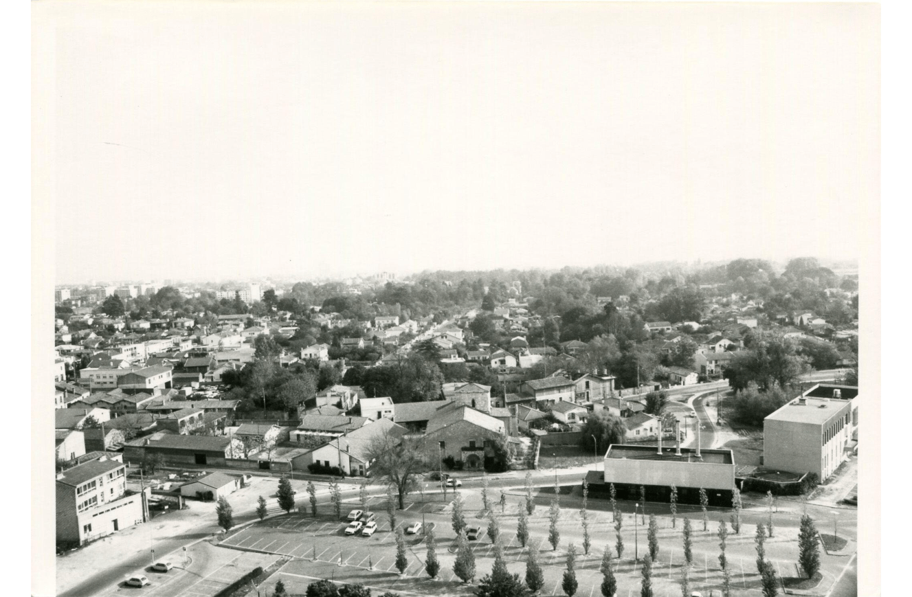 Vue aérienne du centre-ville de Mérignac, 1970