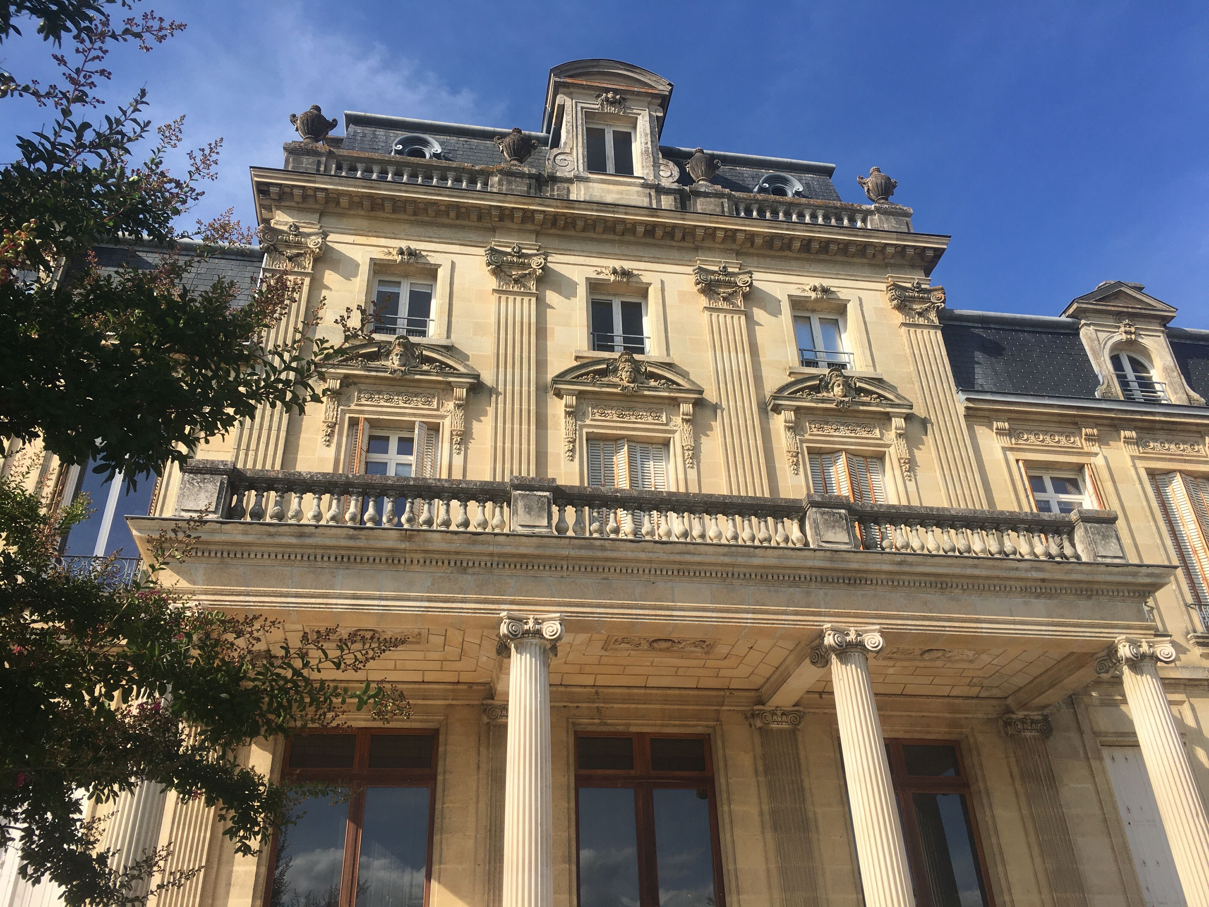 Vue de l’entrée du château façade sud, avec portique soutenu par des colonnes ioniques