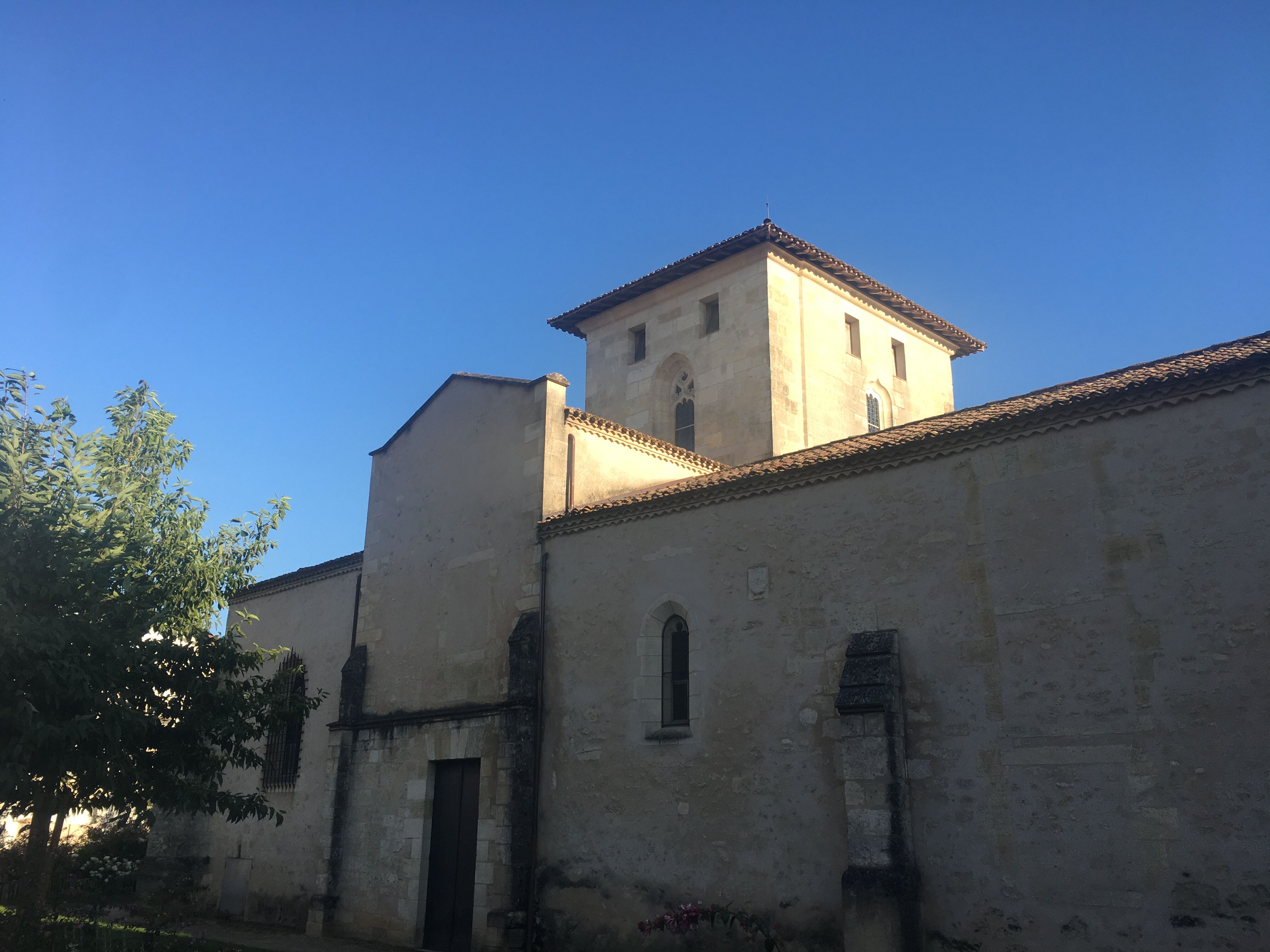 Vue de la façade nord de l’église avec  le clocher