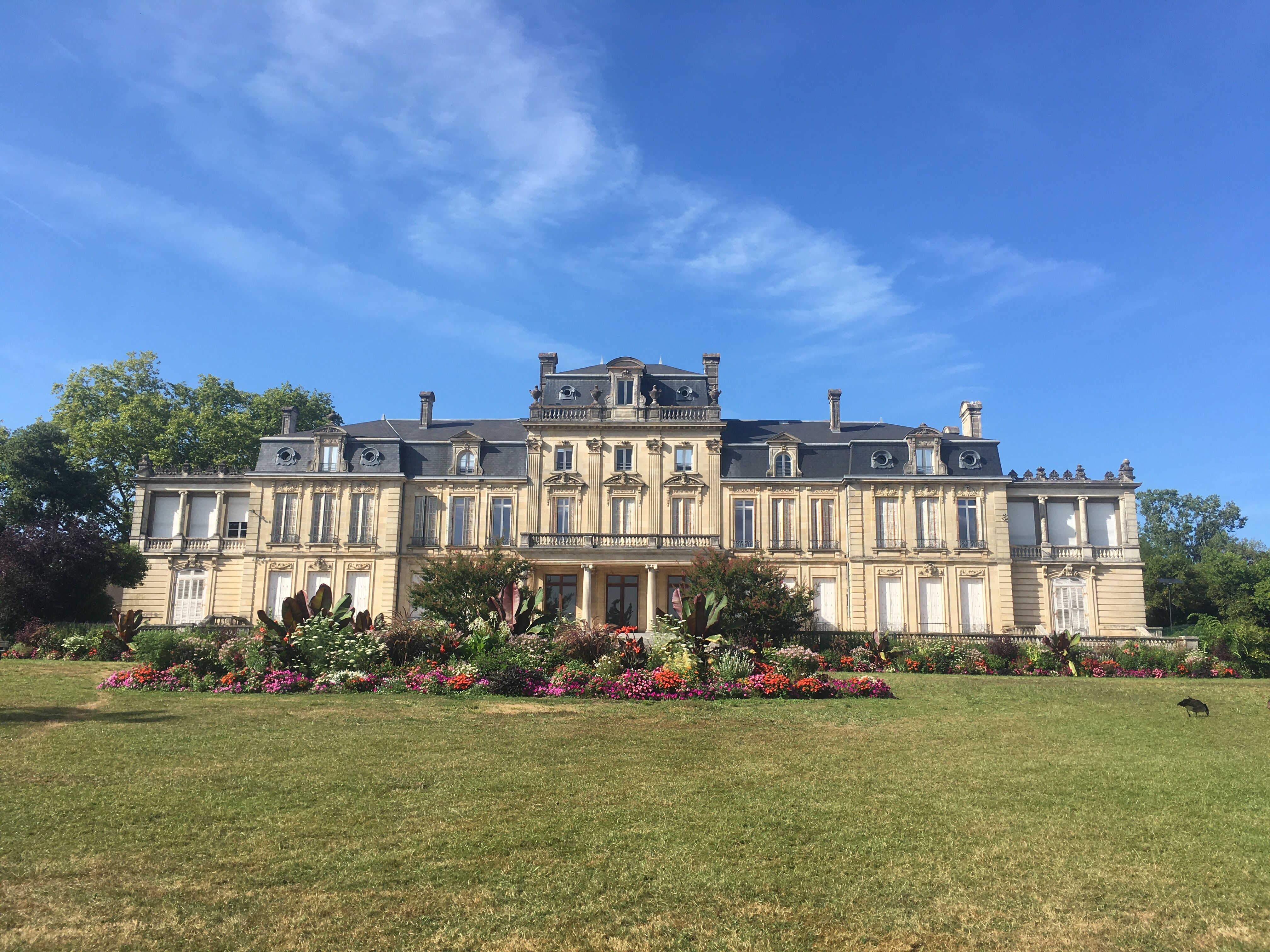 Vue de la façade sud du château depuis le parc, 2024