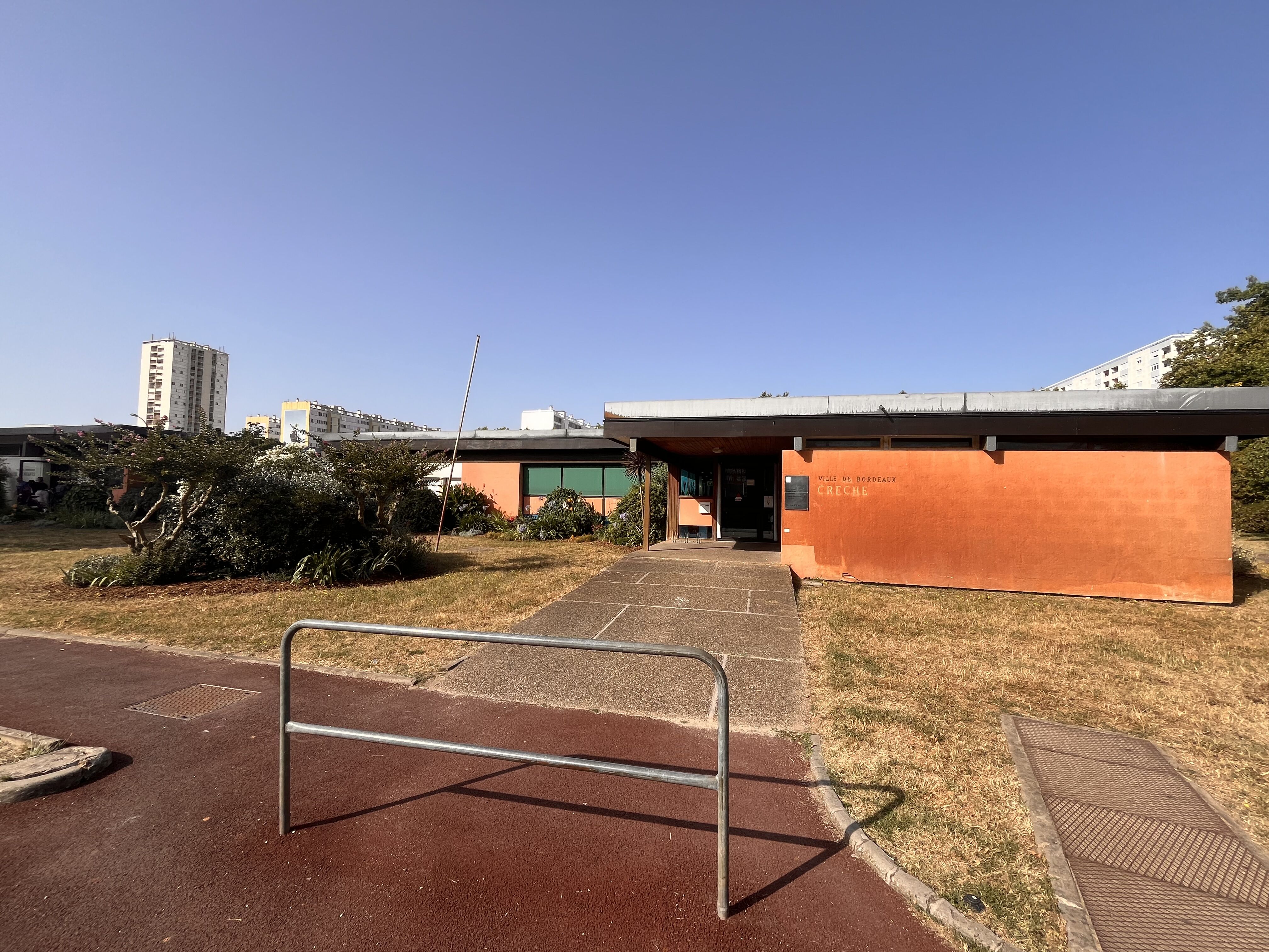 Vue de l’entrée de la crèche depuis la façade Nord-Ouest