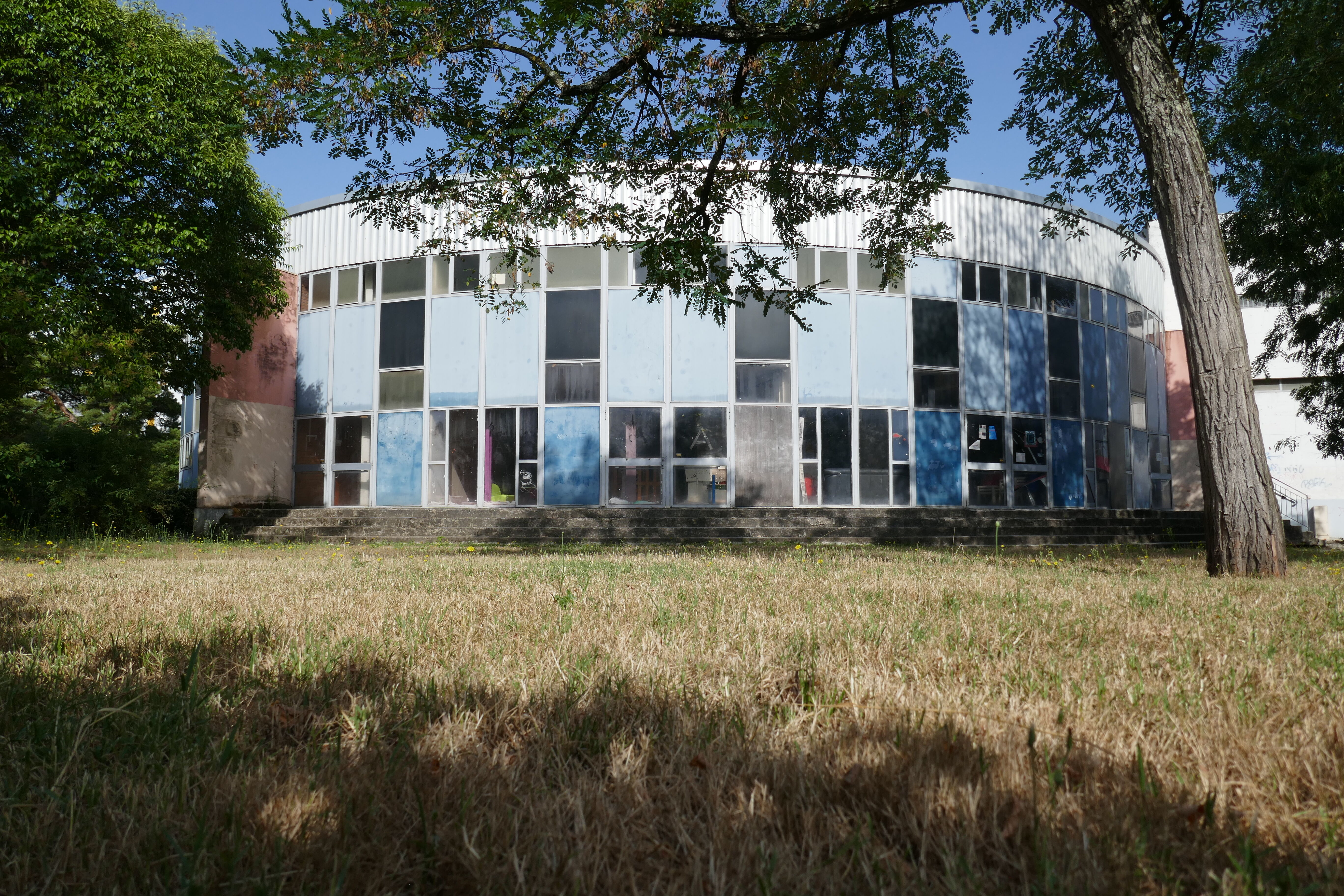 Vue de la façade est, côté espace vert.