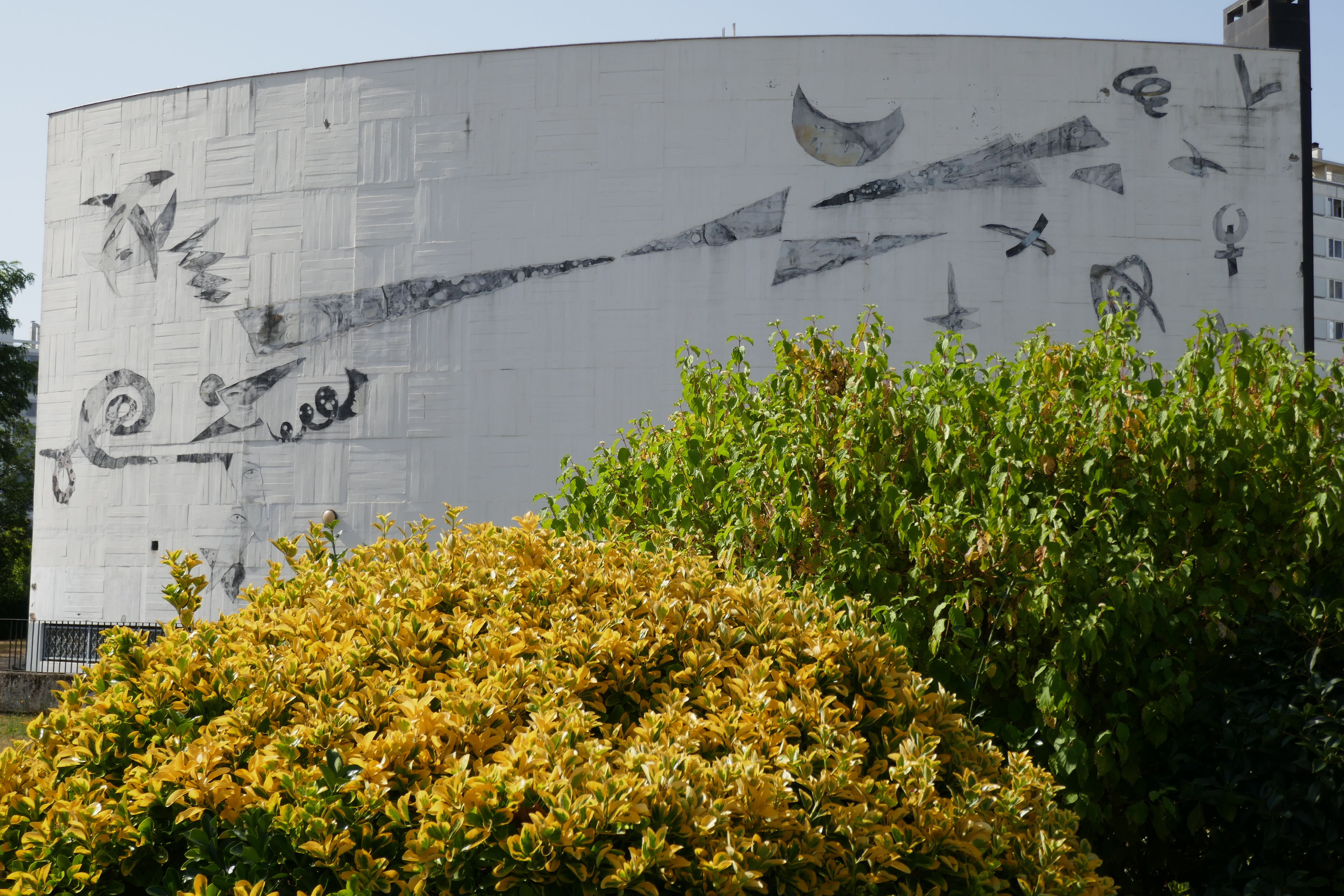 Le mur en béton armé blanc avec l'œuvre d'Annette Messager.