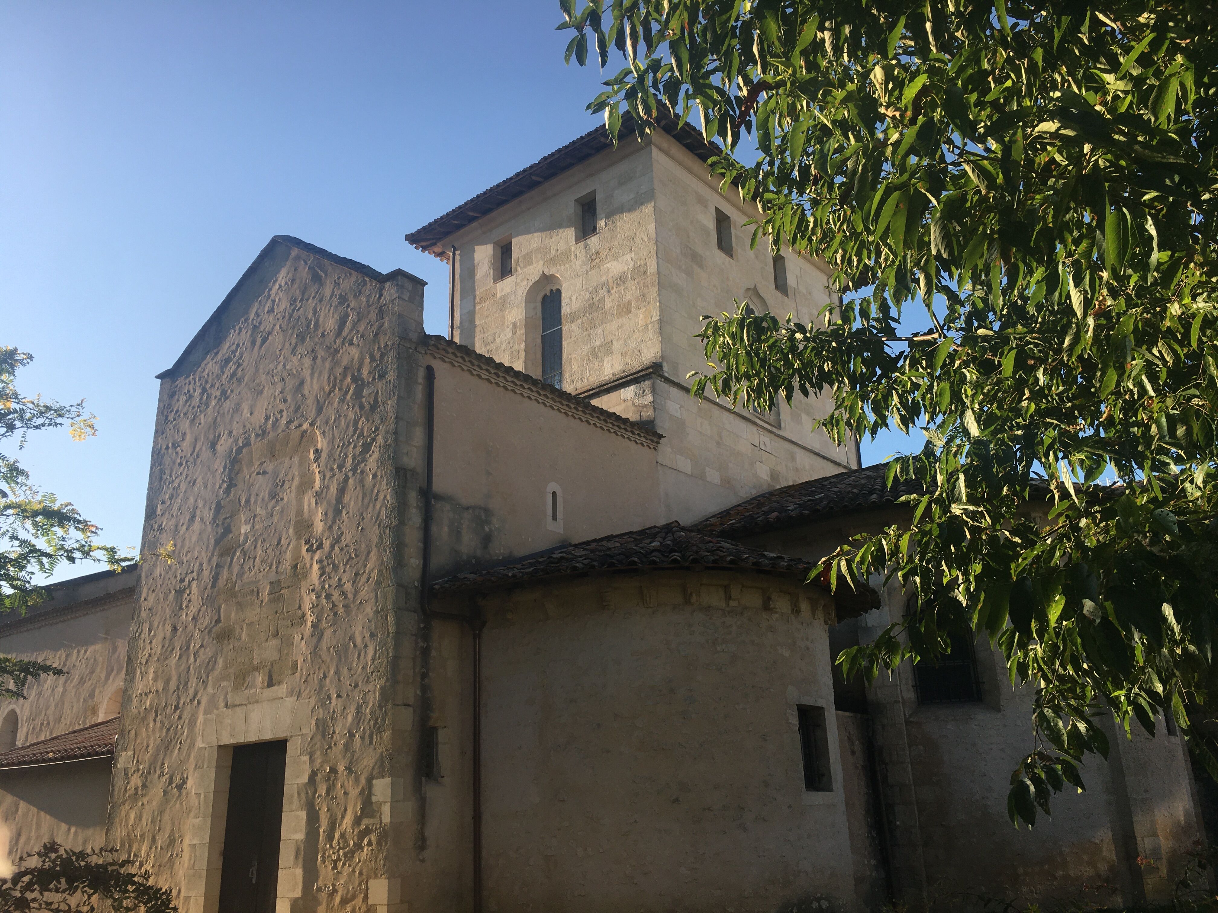 Vue de la façade sud de l’église, avec l’abside et l’absidiole, 2024