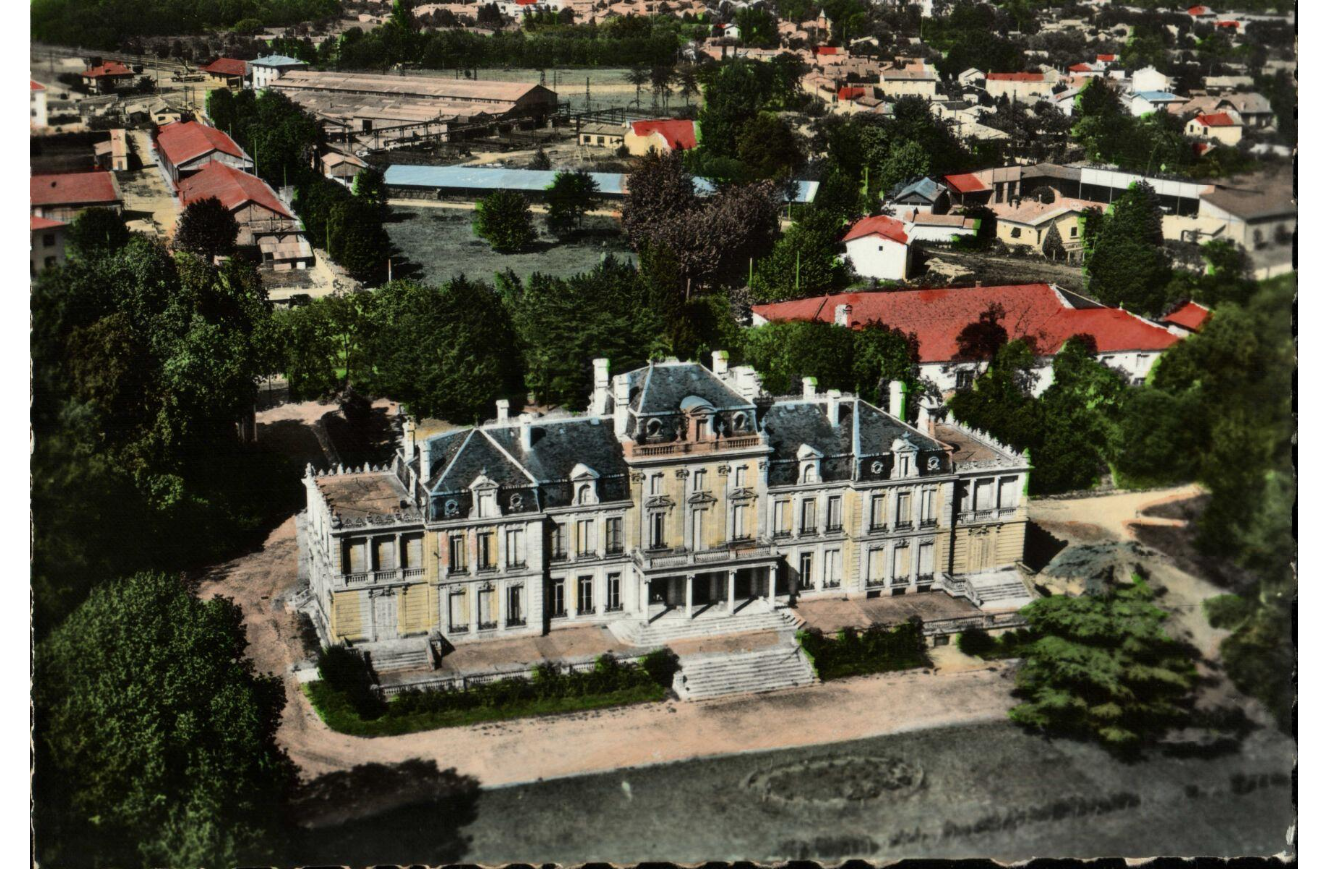 Photographie aérienne du château et du quartier de Bourranville en construction, 1960