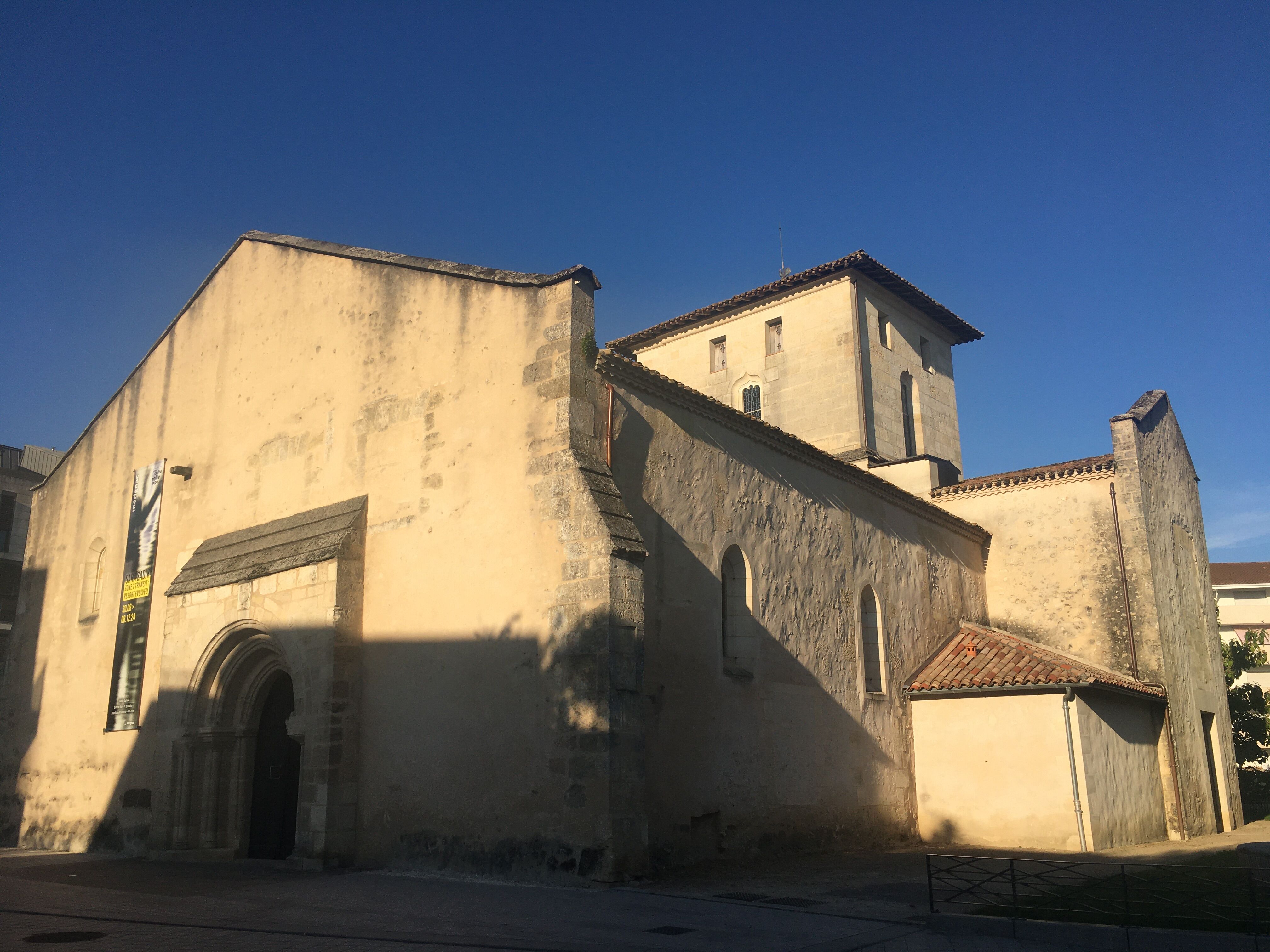 Vue de l’église depuis  le côté Ouest, avec le portail d’entrée