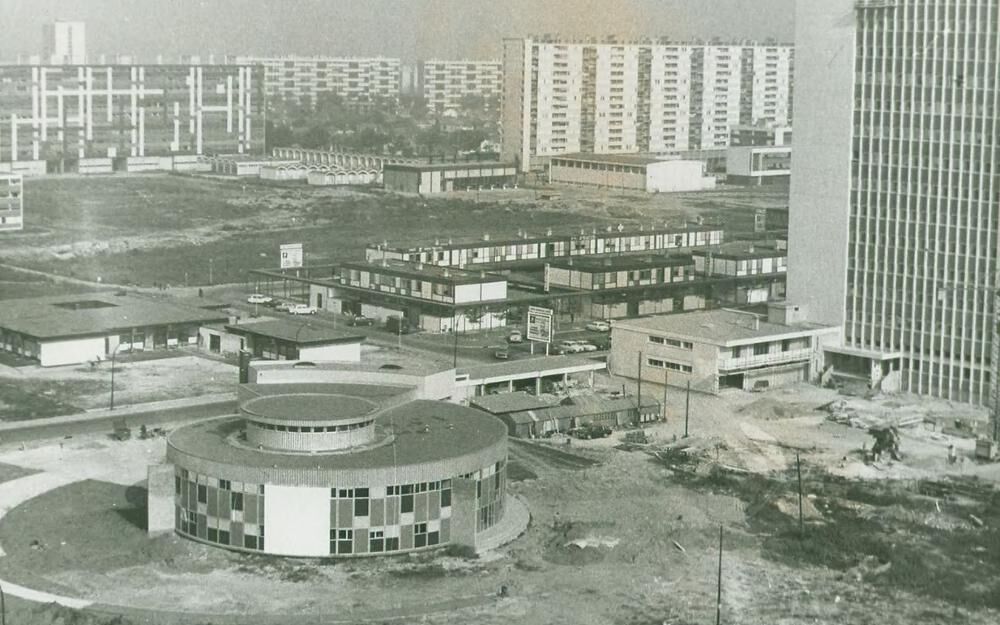 Vue d'ensemble de la maison des jeunes peu après sa construction, vers 1970.