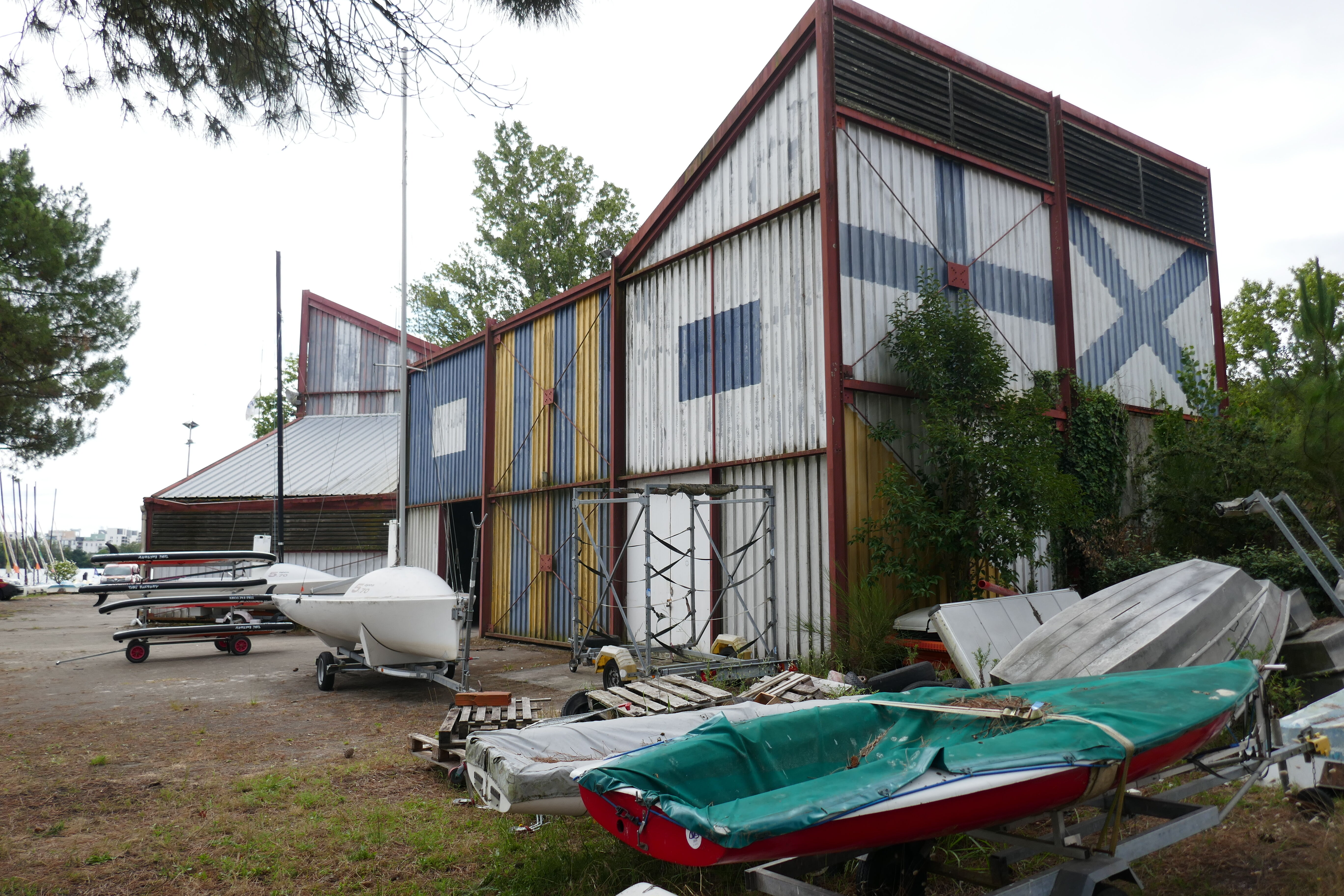 Le hangar à voiles et ses motifs peints, vue depuis le nord.