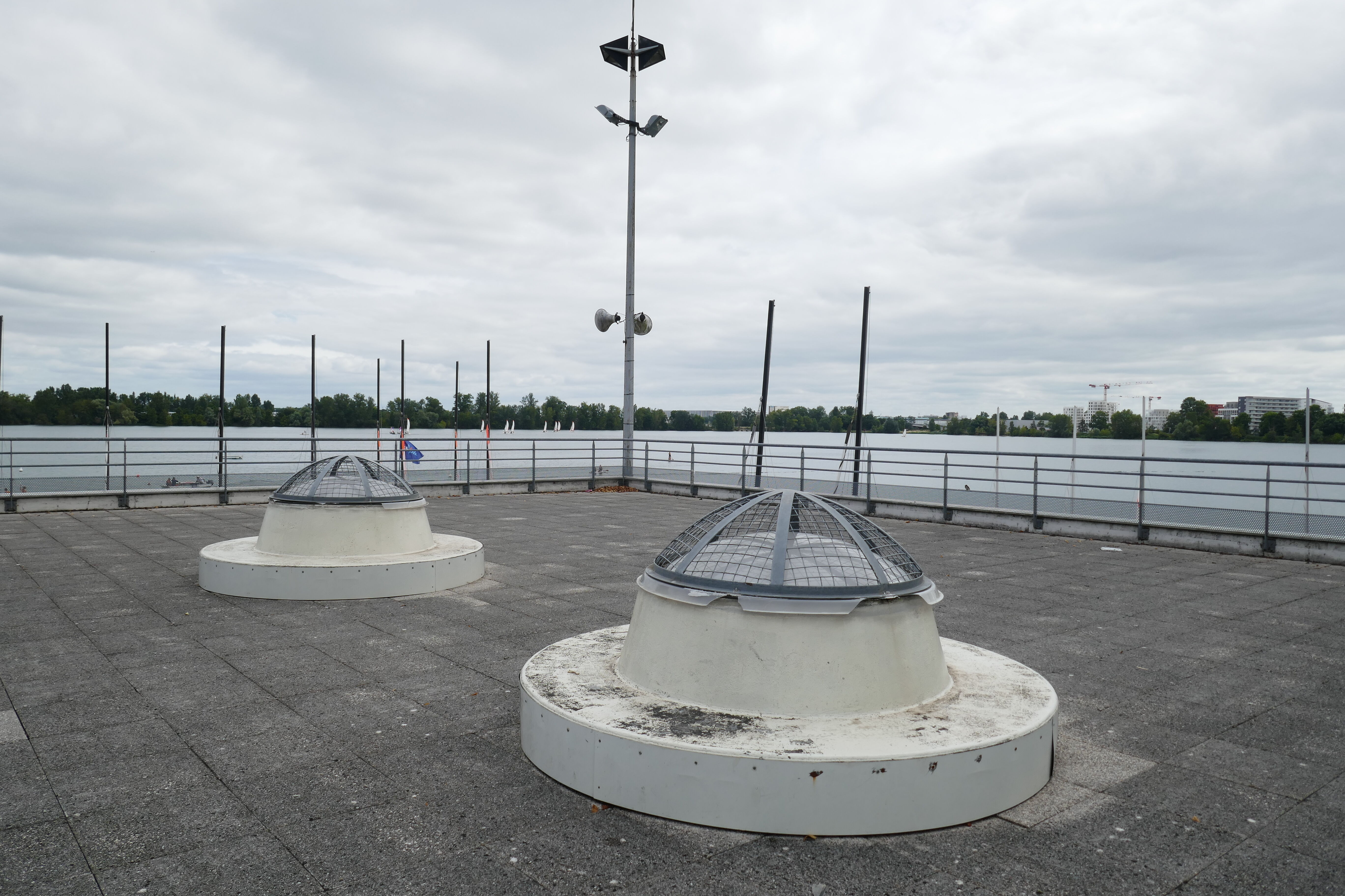 Le toit terrasse et ses puits de jour, vue vers le plan d'eau.