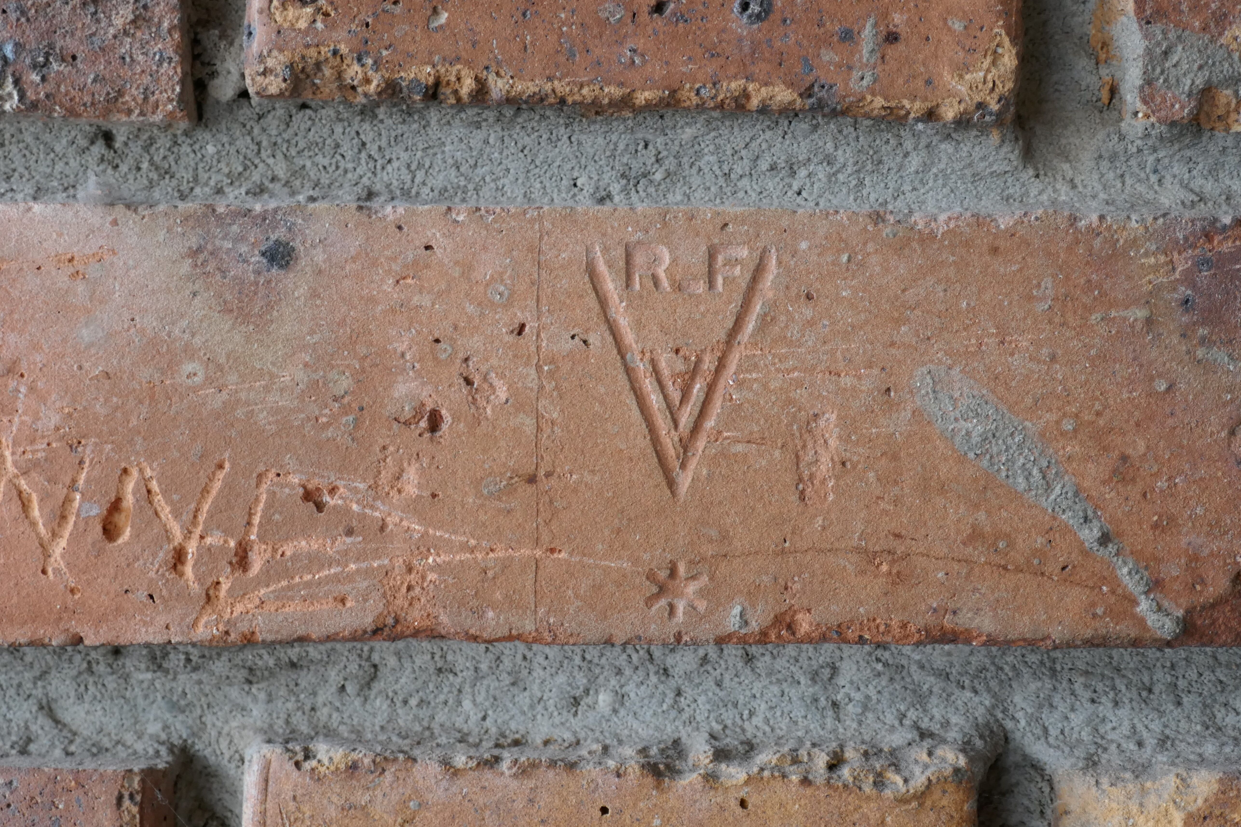 Détail d'une brique de type "Vaugirard" du mur de refends.