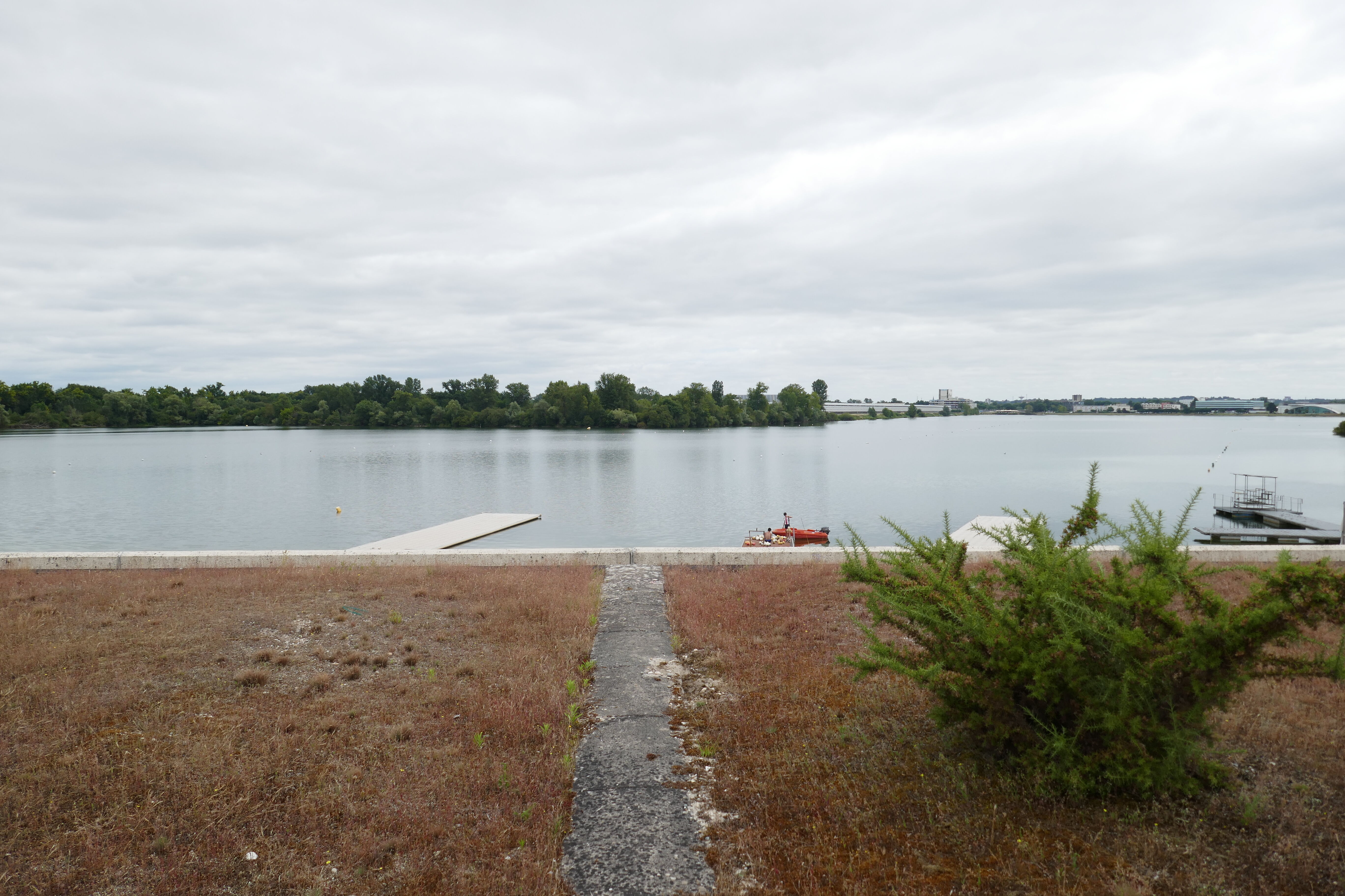 Le point de vue sur le plan d'eau, vue depuis la coursive.