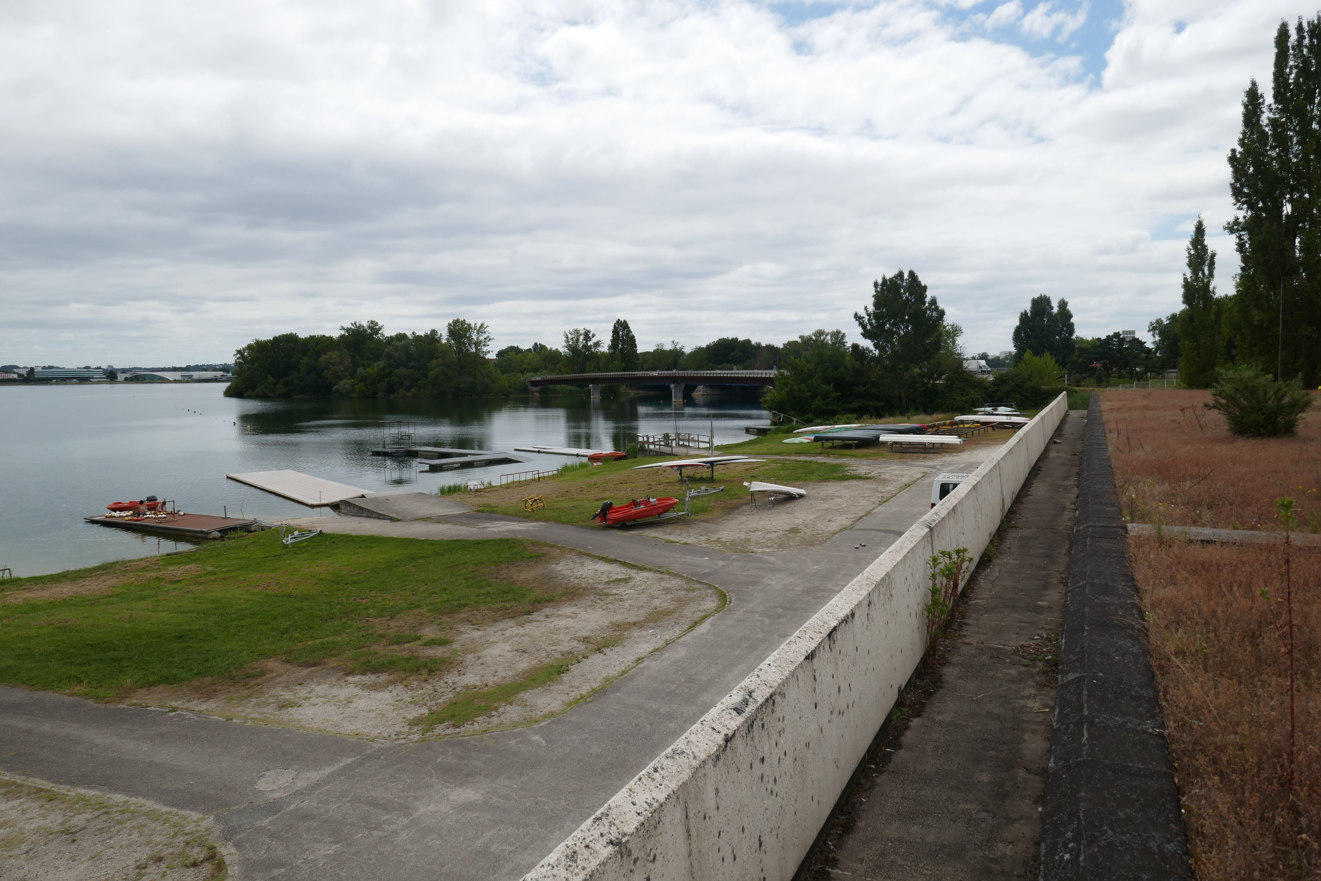 Le point de vue sur le plan d'eau, vue depuis la coursive.