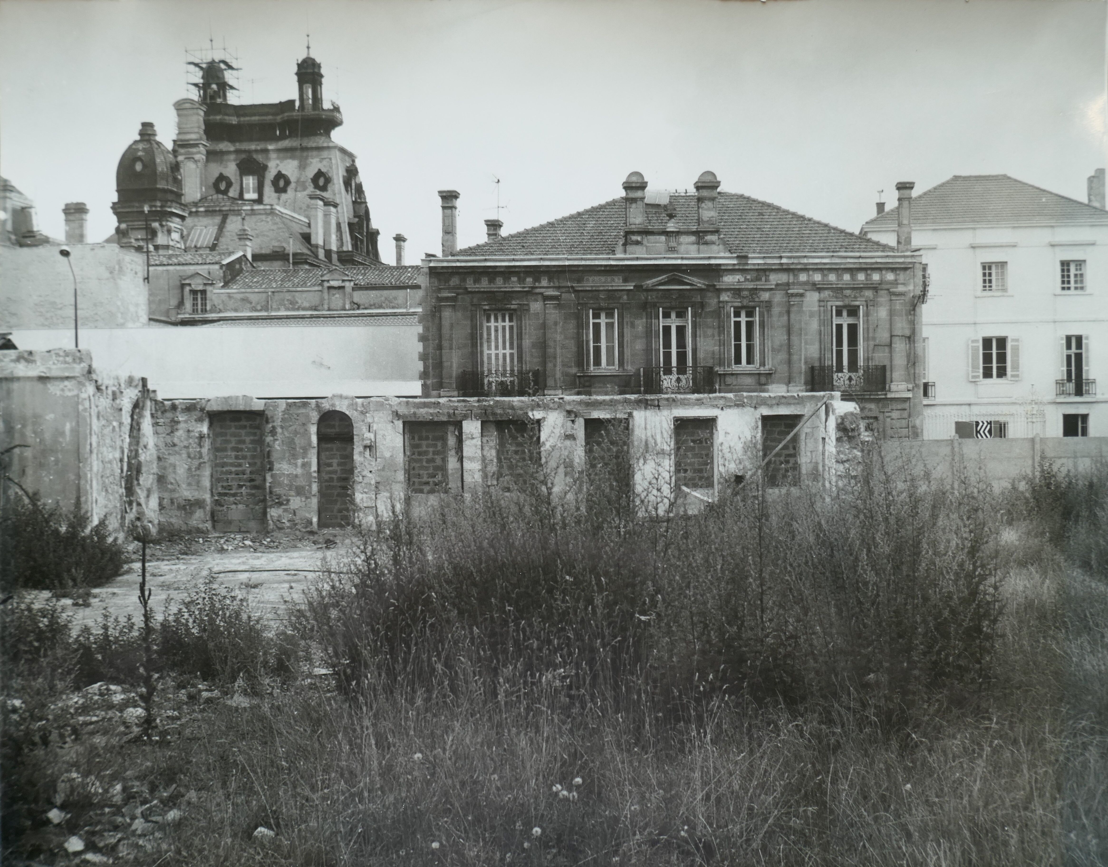 Le terrain avant la construction du conservatoire, vue vers les chais Descas, vers 1970.