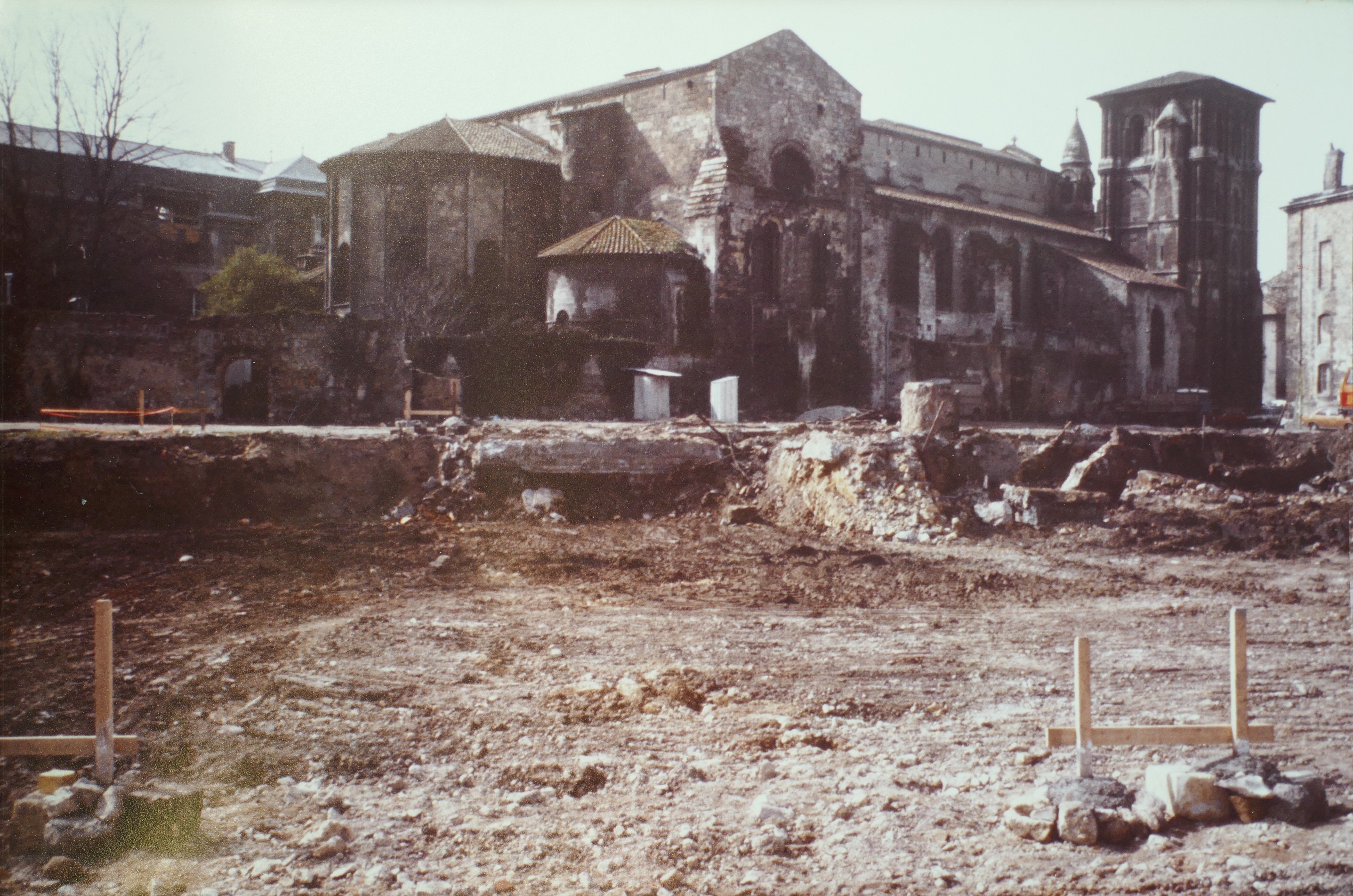 Le terrain en cours de chantier des fondations, vue vers l'abbaye Sainte-Croix, 1978.