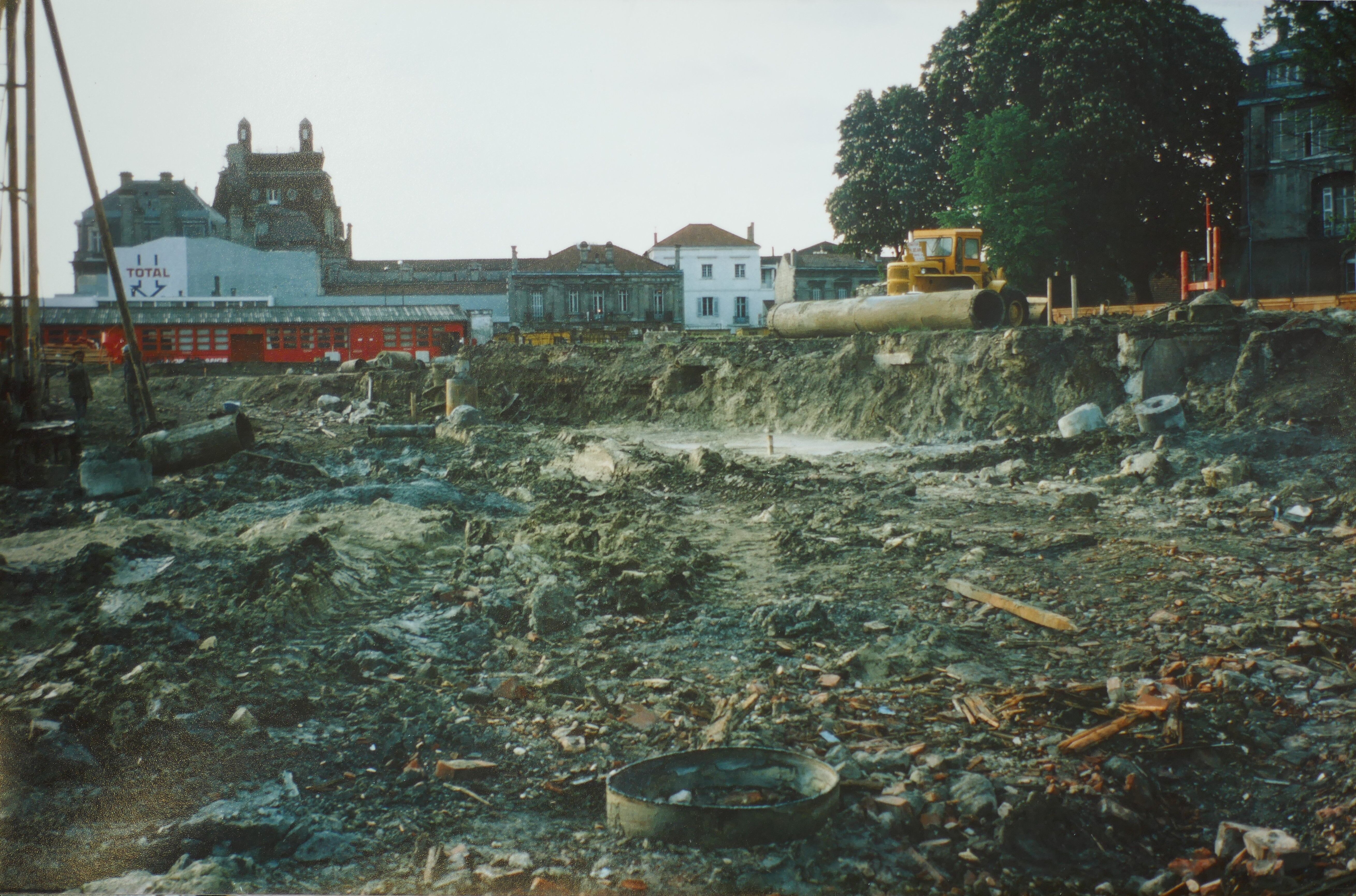 Le terrain en cours de chantier des fondations, vue vers les chais Descas, 1978.