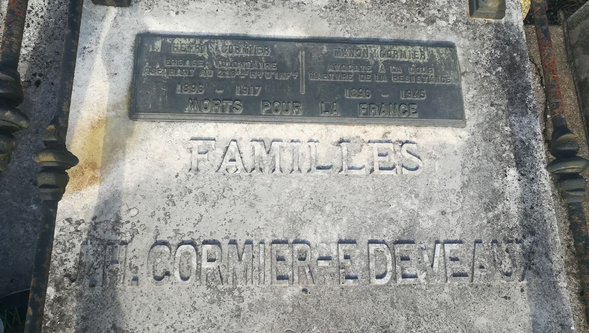 Plaque en honneur de Manon Cormier et son frère Henri, morts pour la France (resp. en 1945 et 1917)