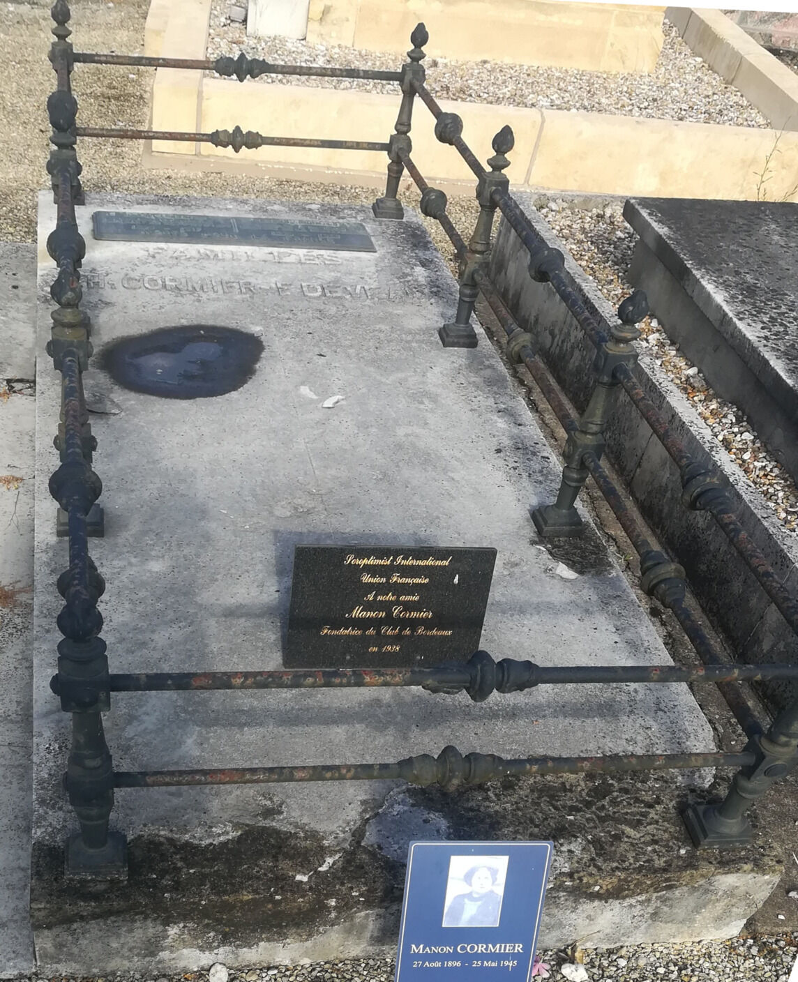 Tombe de la famille Cormier-Deveaux. Plaque commémorative du Soroptimist en honneur de Manon Cormier