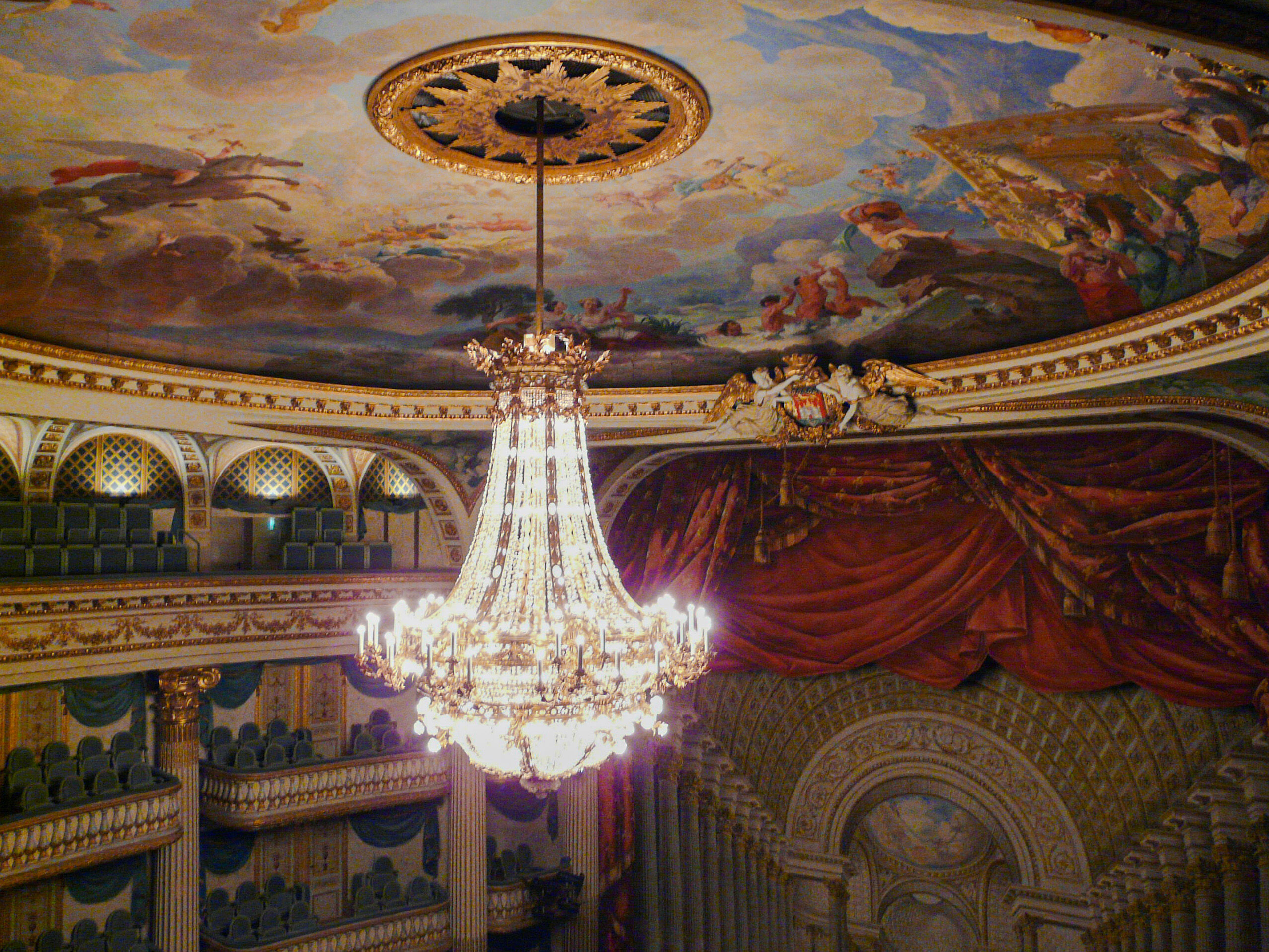 Coupole de la salle de spectacle peinte par Jean-Baptiste-Claude Robin (fin du XVIIIe siècle)