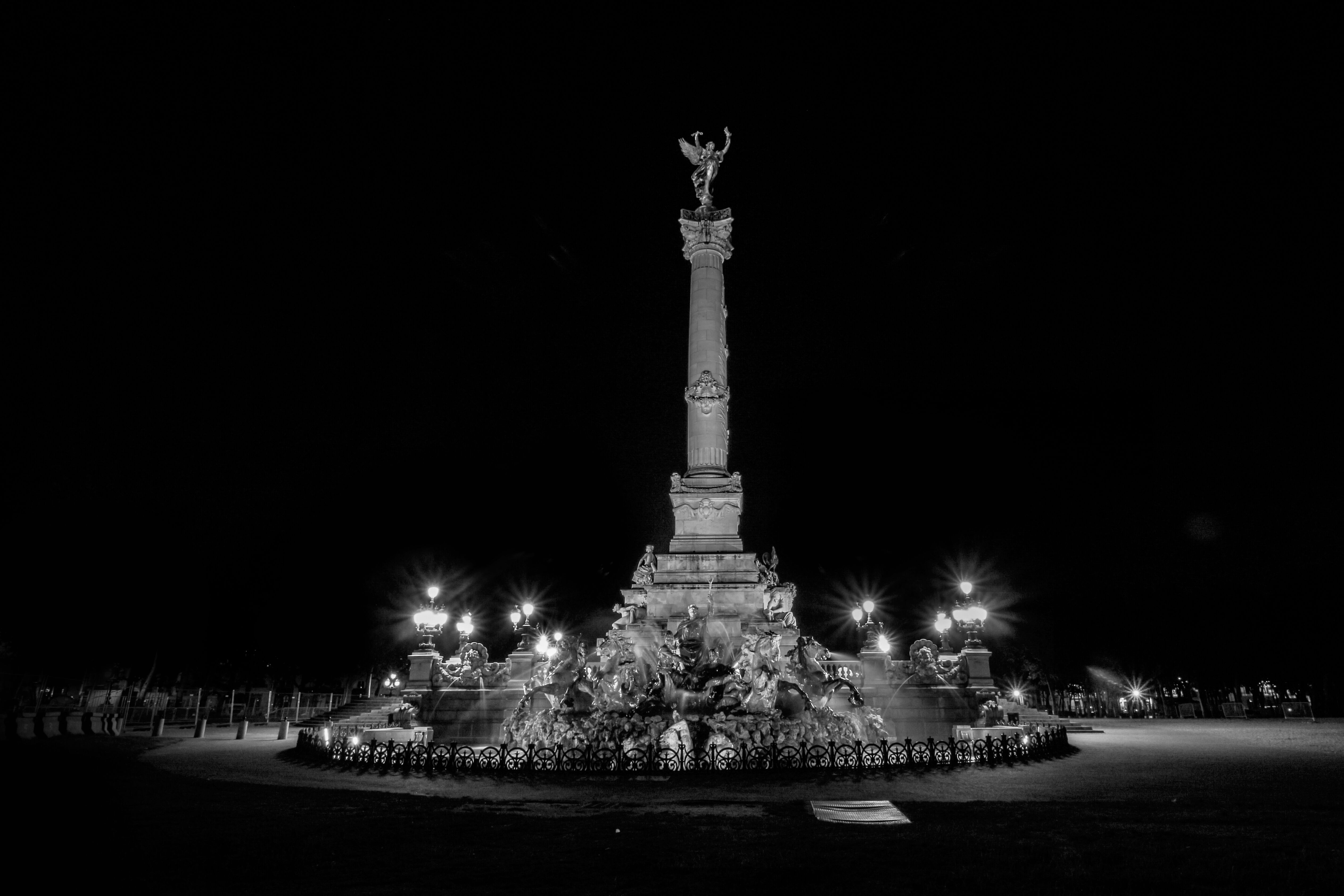 Le monument aux girondins de nuit