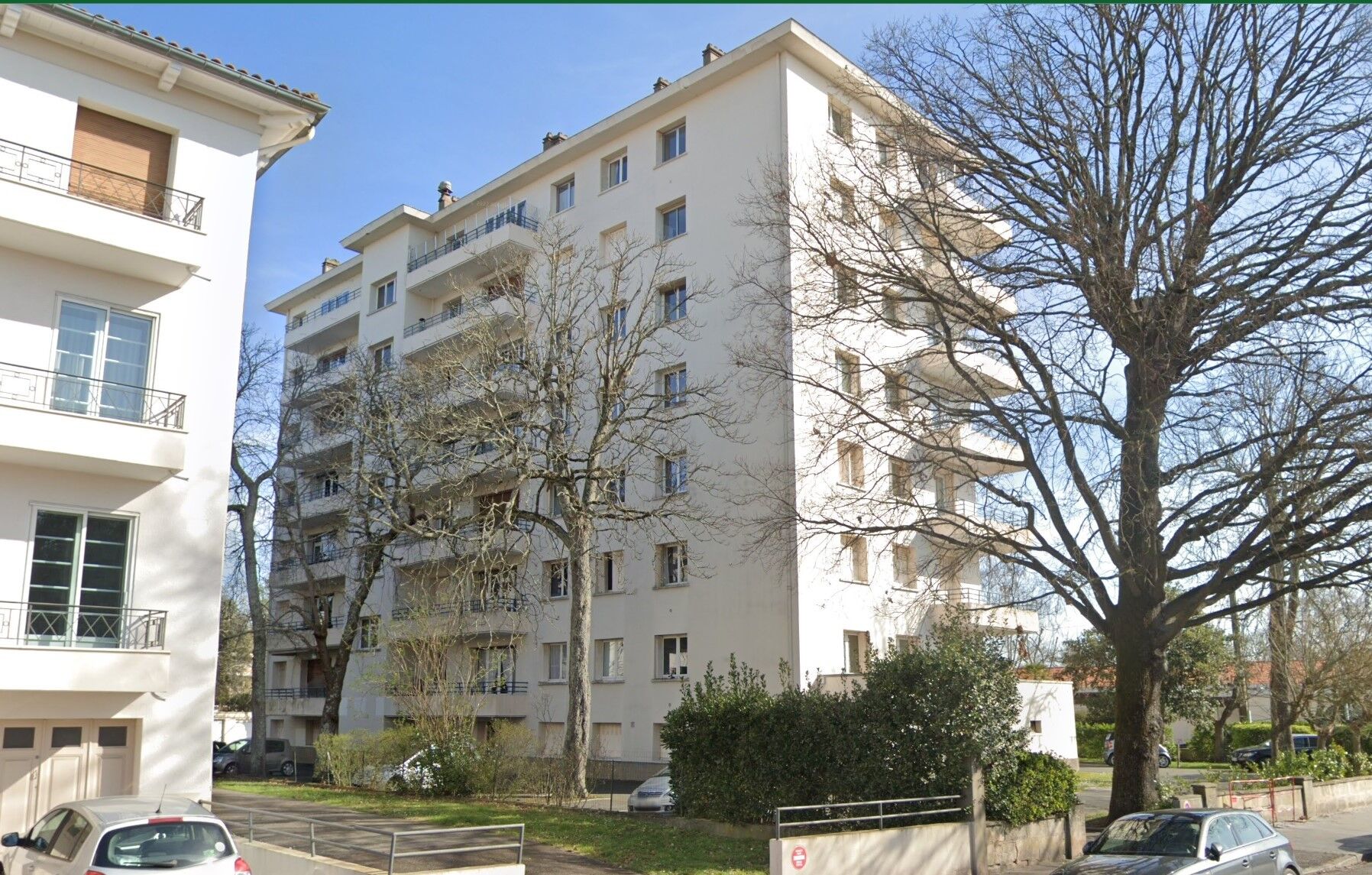 Vue de la façade postérieure depuis la rue Jules Ferry.