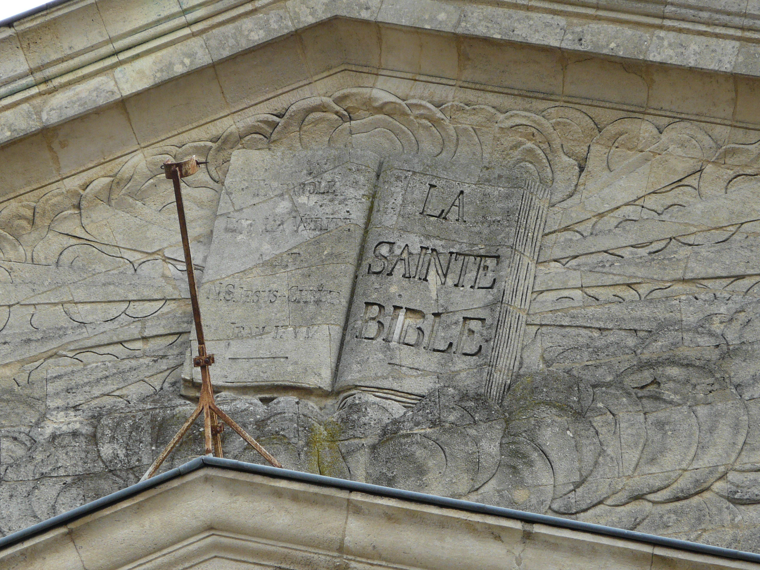 Détail de la modénature sur le fronton de la façade principale