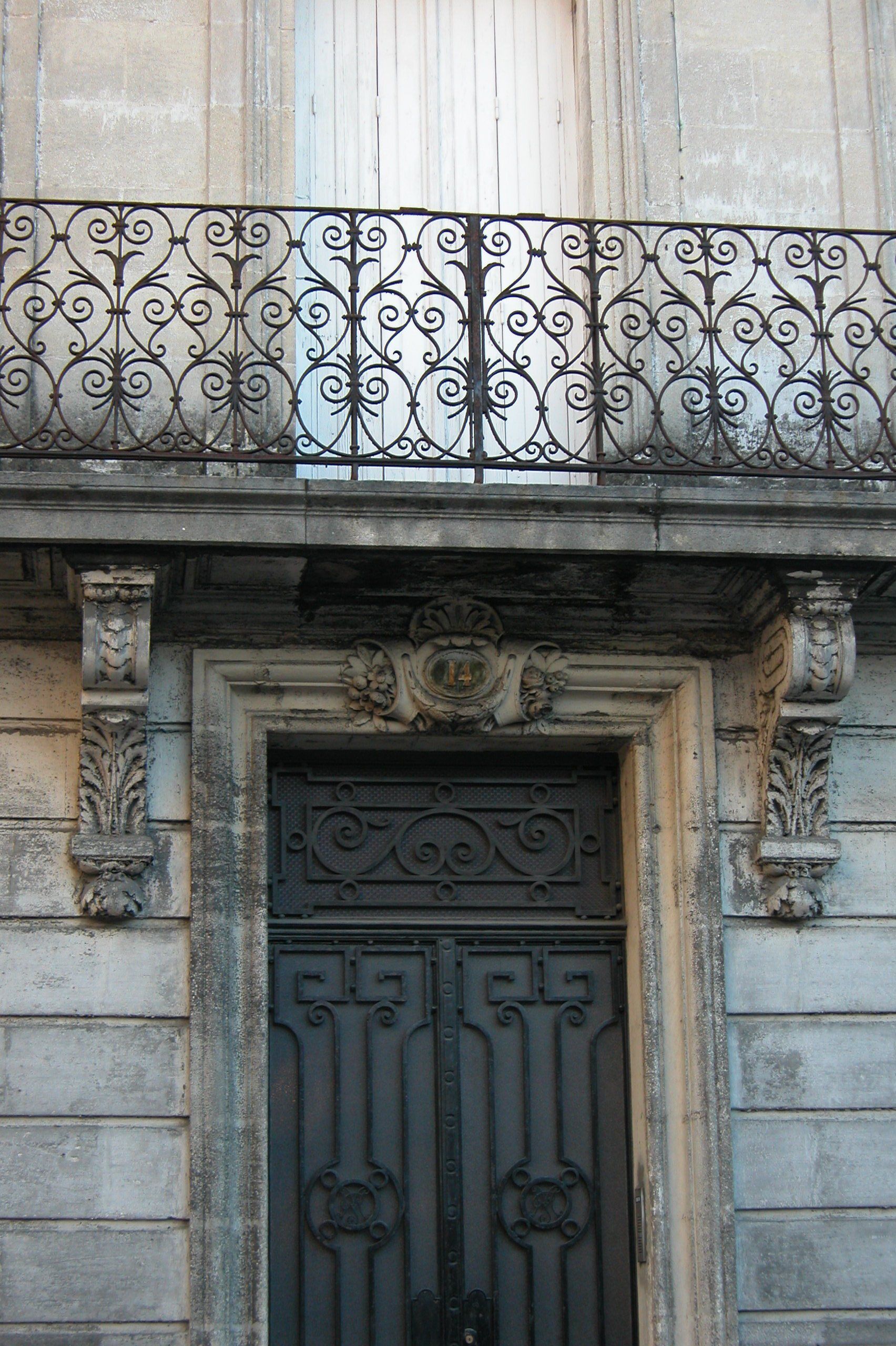 Détail d'une baie surmontée d'un balcon filant
