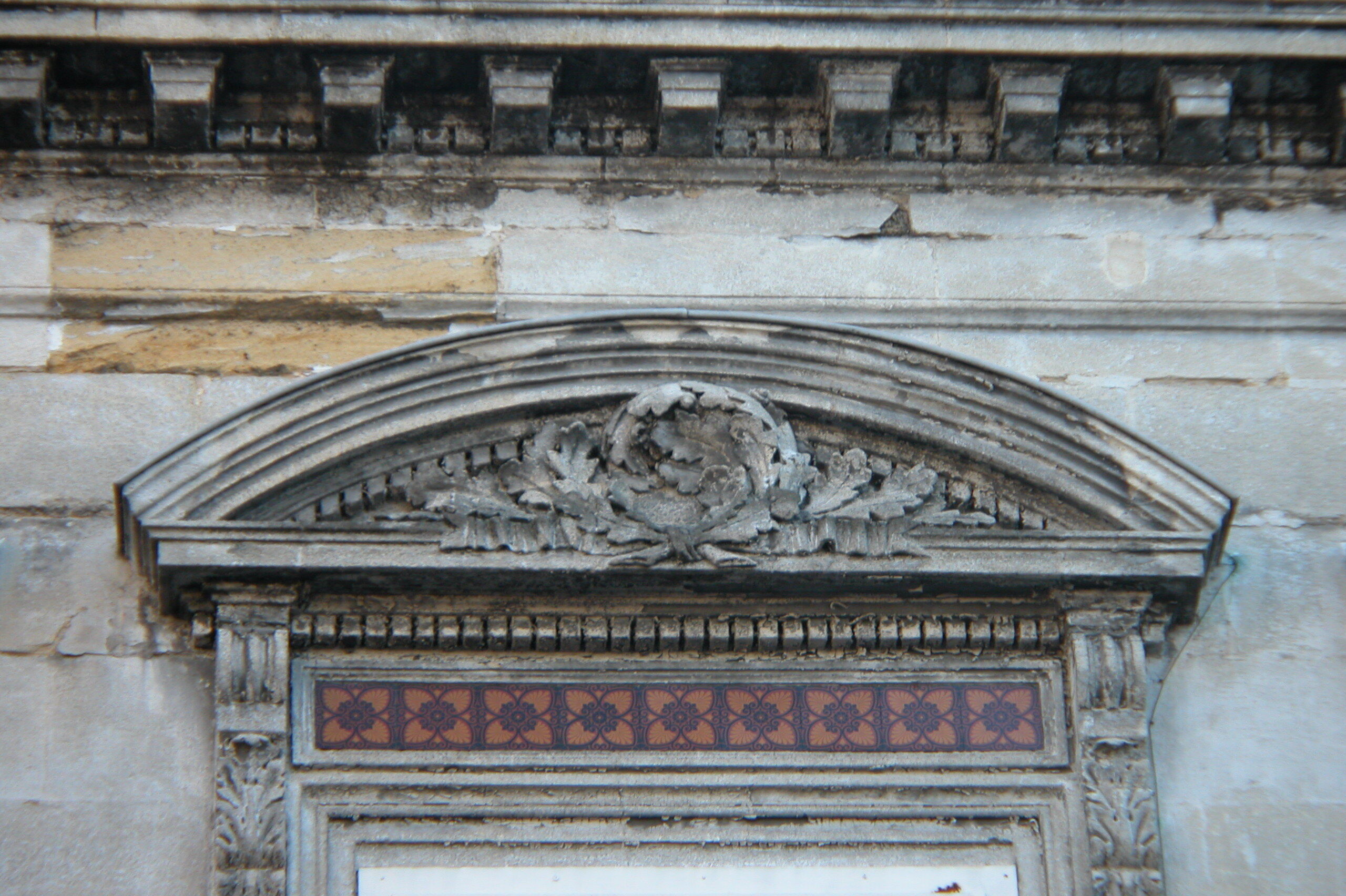 Détail du fronton cintré