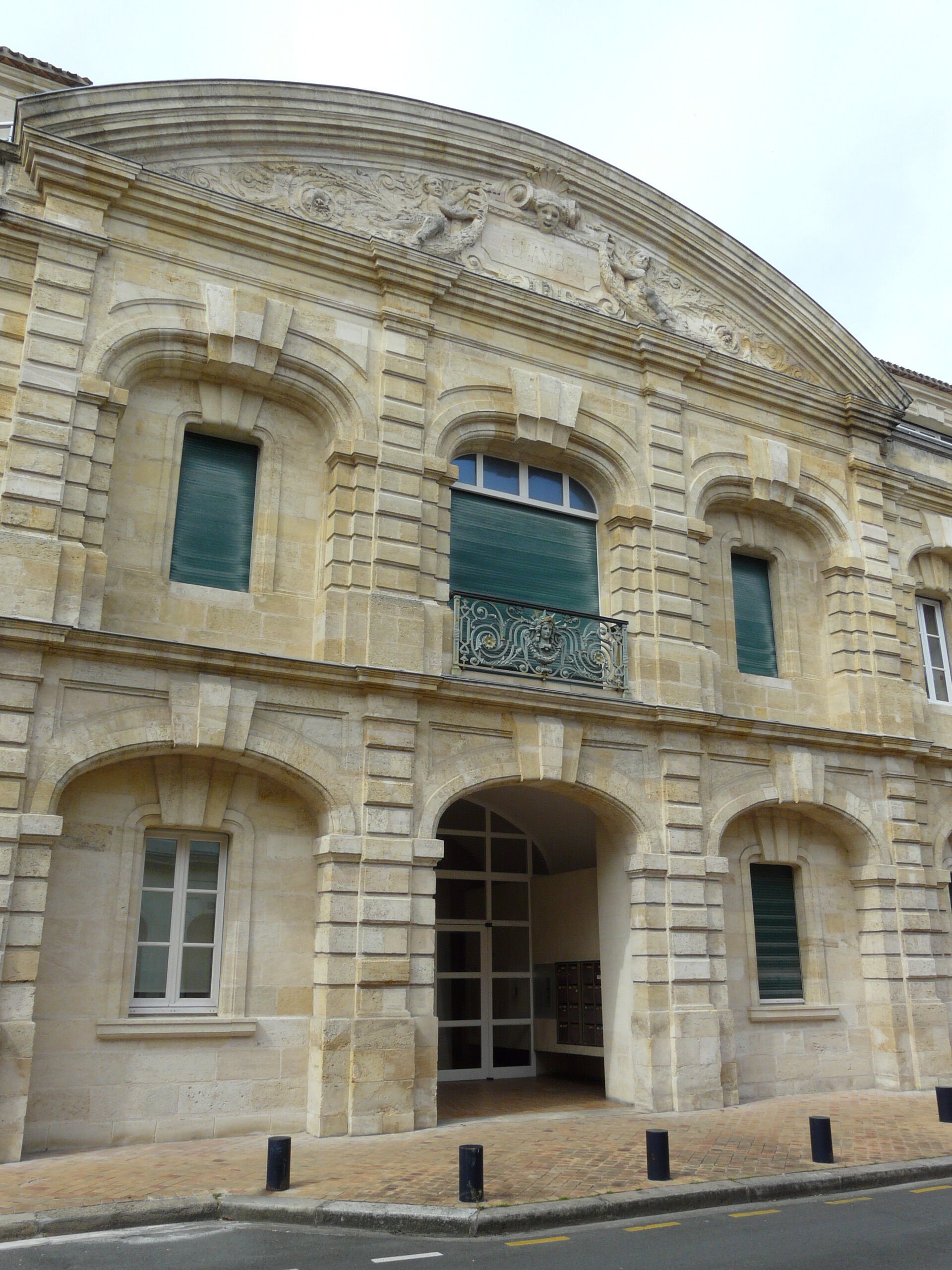 Porte d'entrée sous fronton monumental, façade principale 