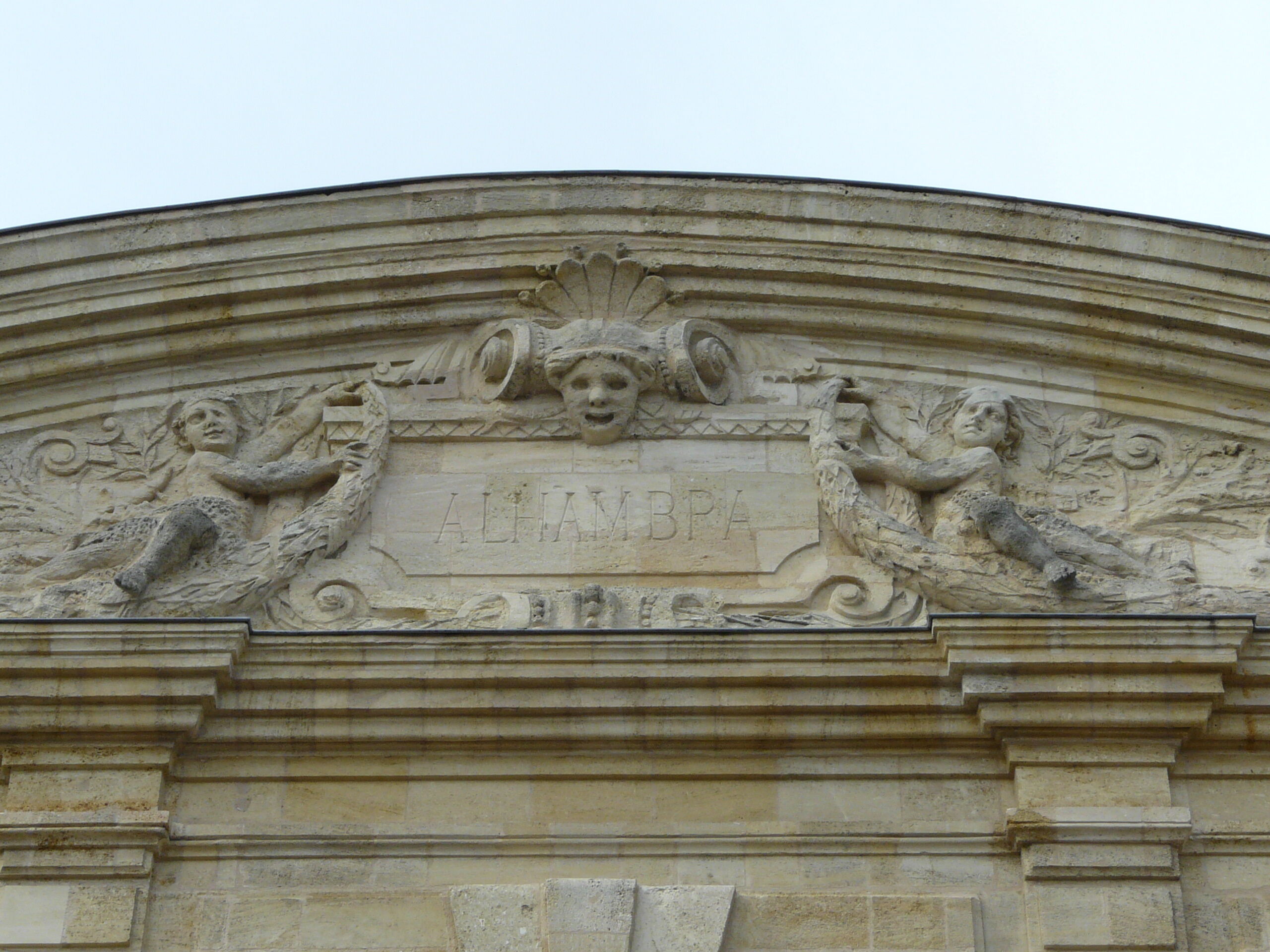 Décor et modénature sur le fronton monumental de la façade principale