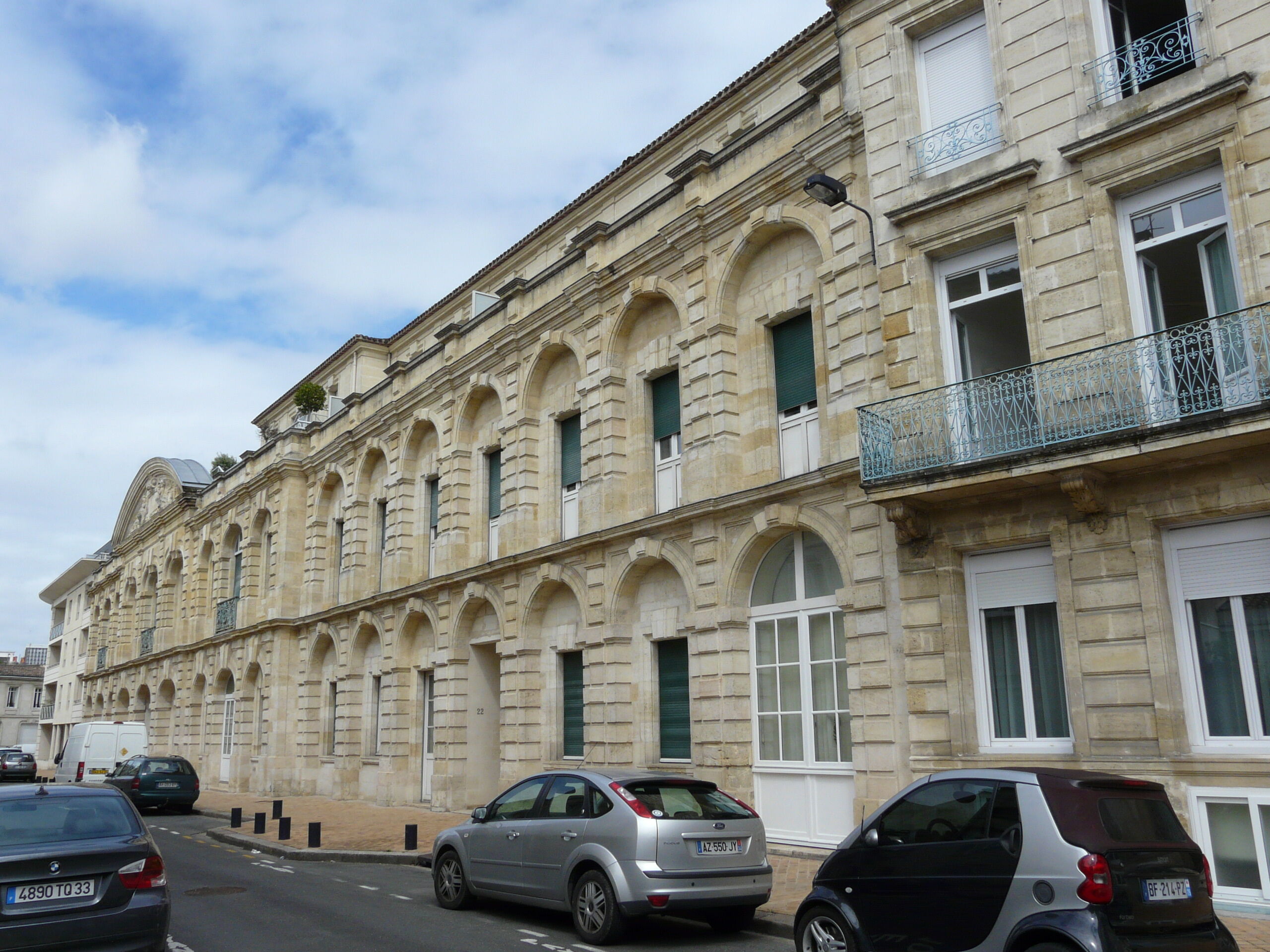 Façade sur rue et contexte