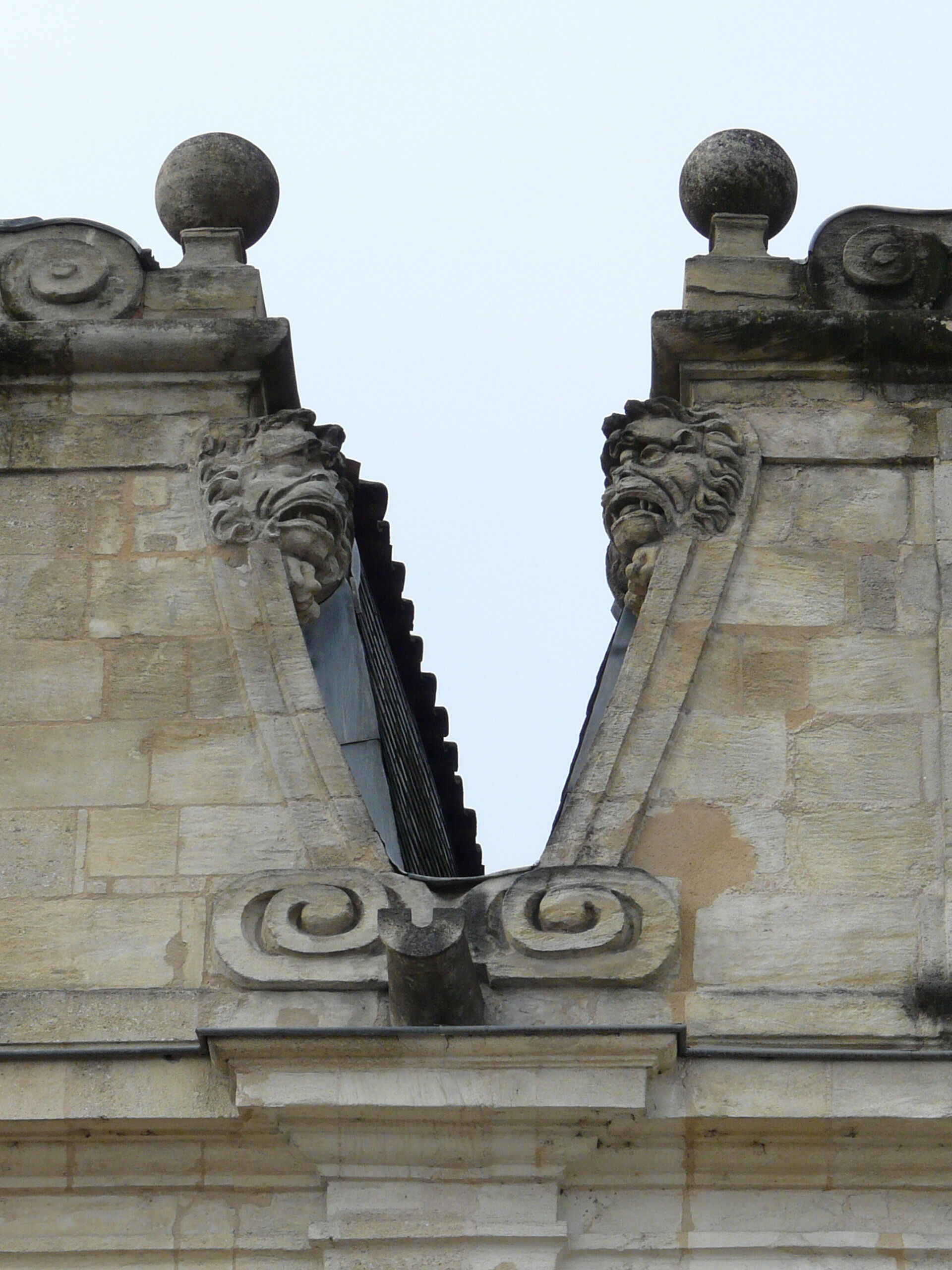 Détail - volutes surmontées de tête de lion