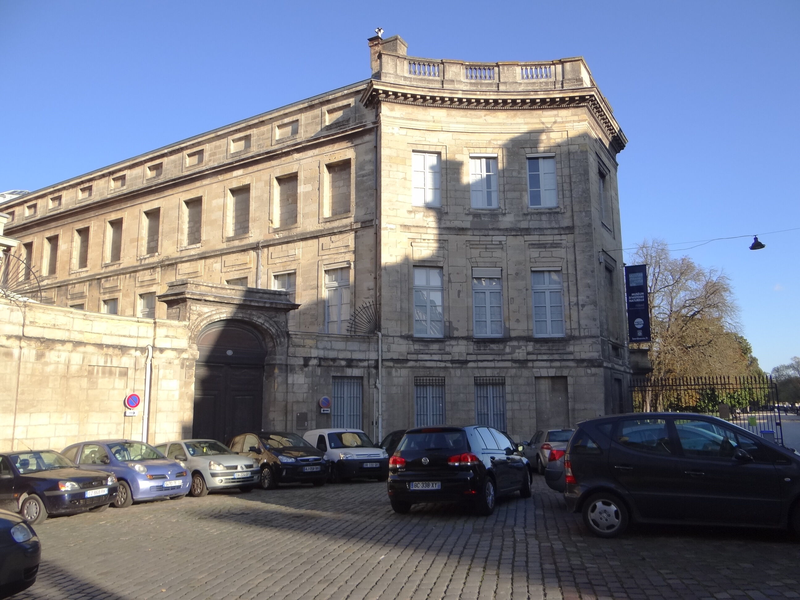 Façade ouvrant sur la place Bardineau