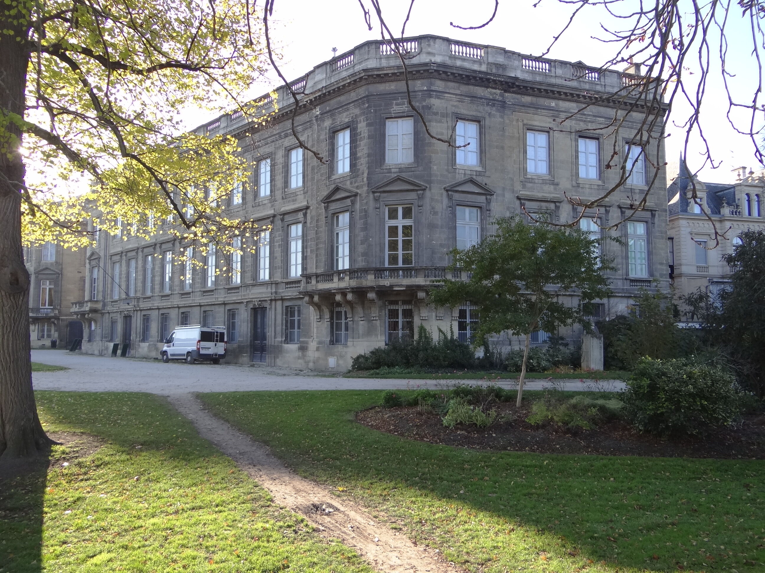 Façade ouvrant sur le jardin public