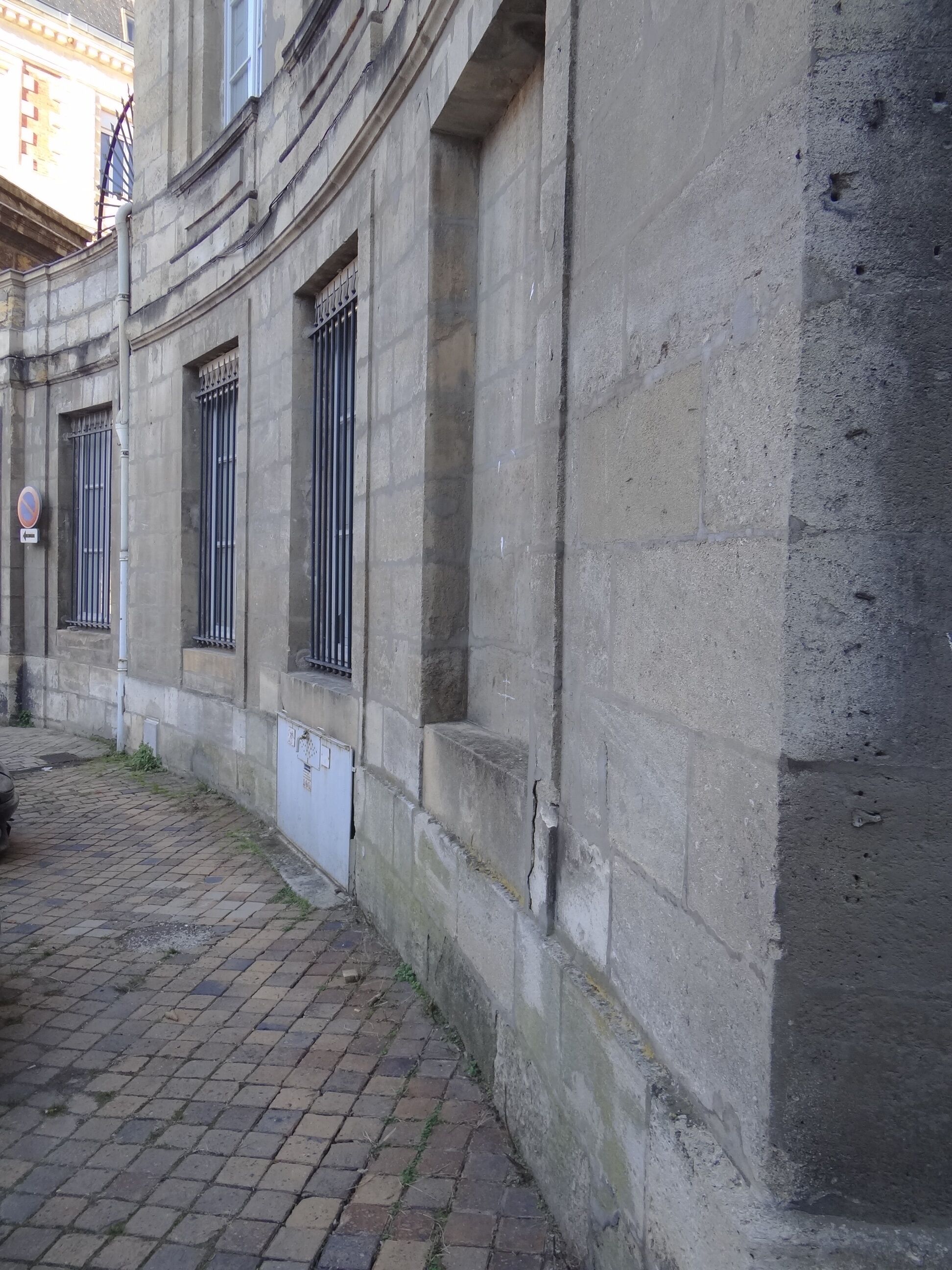 Détail du rez-de-chaussée et sa façade courbe