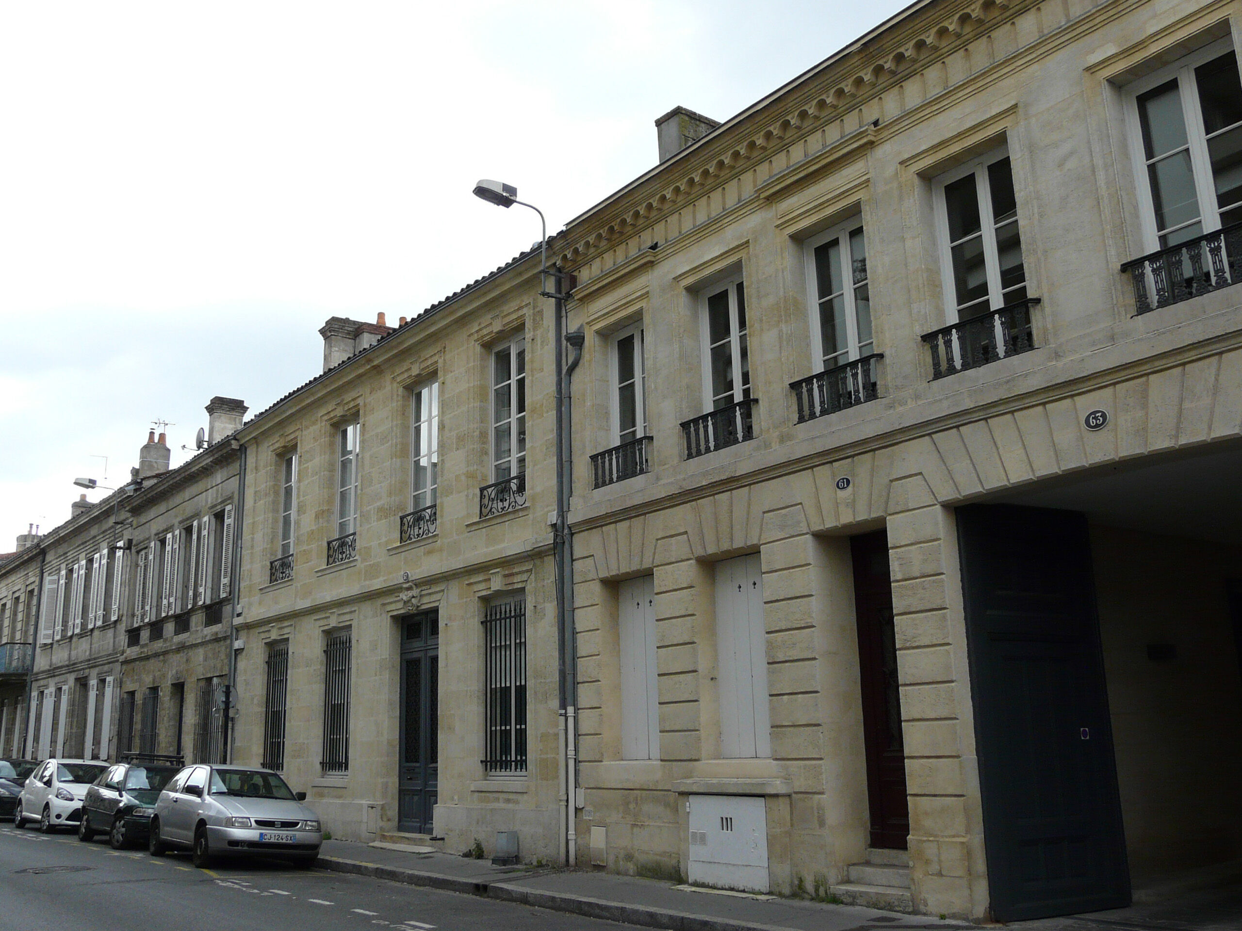 Façade sur rue dans son contexte urbain