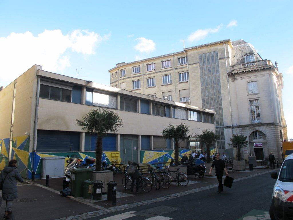Le bâtiment administratif de l'école du Vieux Bordeaux vu depuis la rue Saint-Rémi.