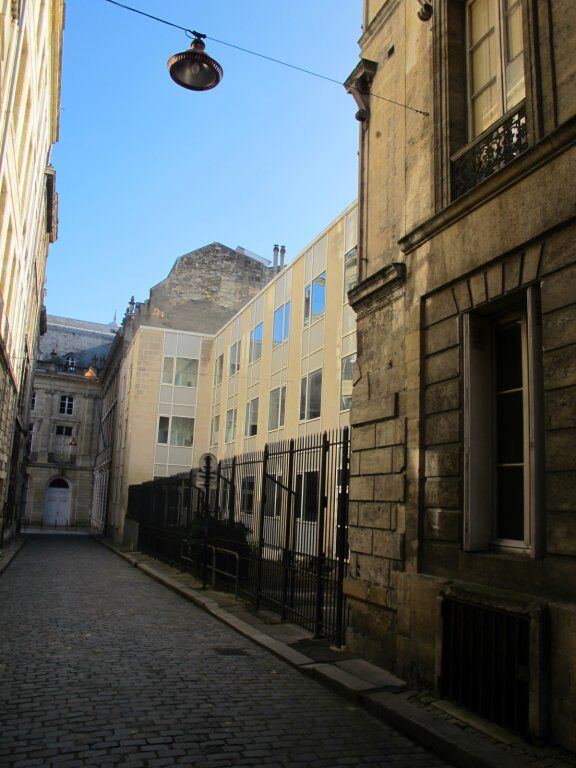 Le bâtiment des classes vu depuis la rue du Pont-de-la-Mousque.