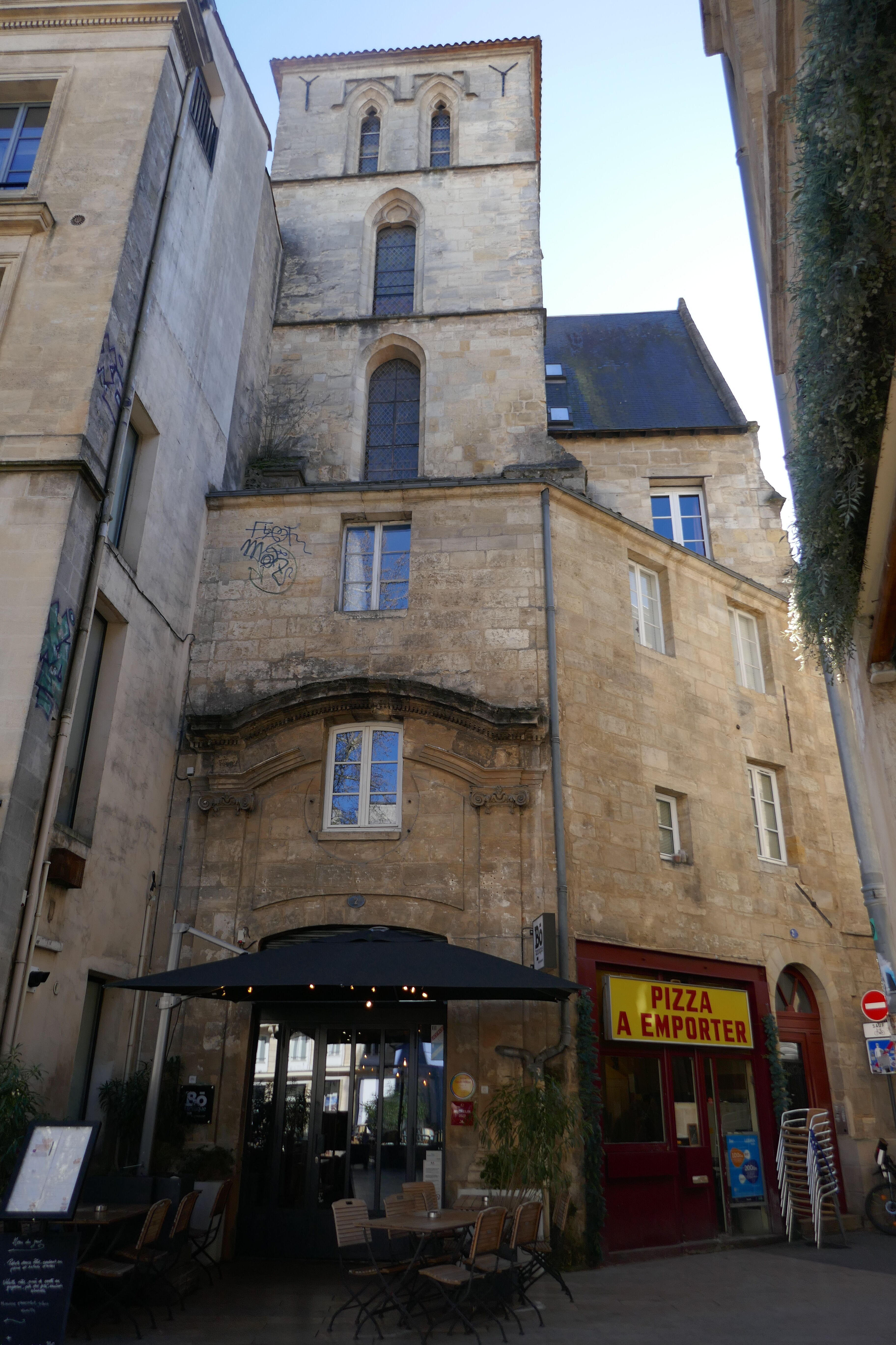 Vue sur l'église depuis la place Saint-Projet